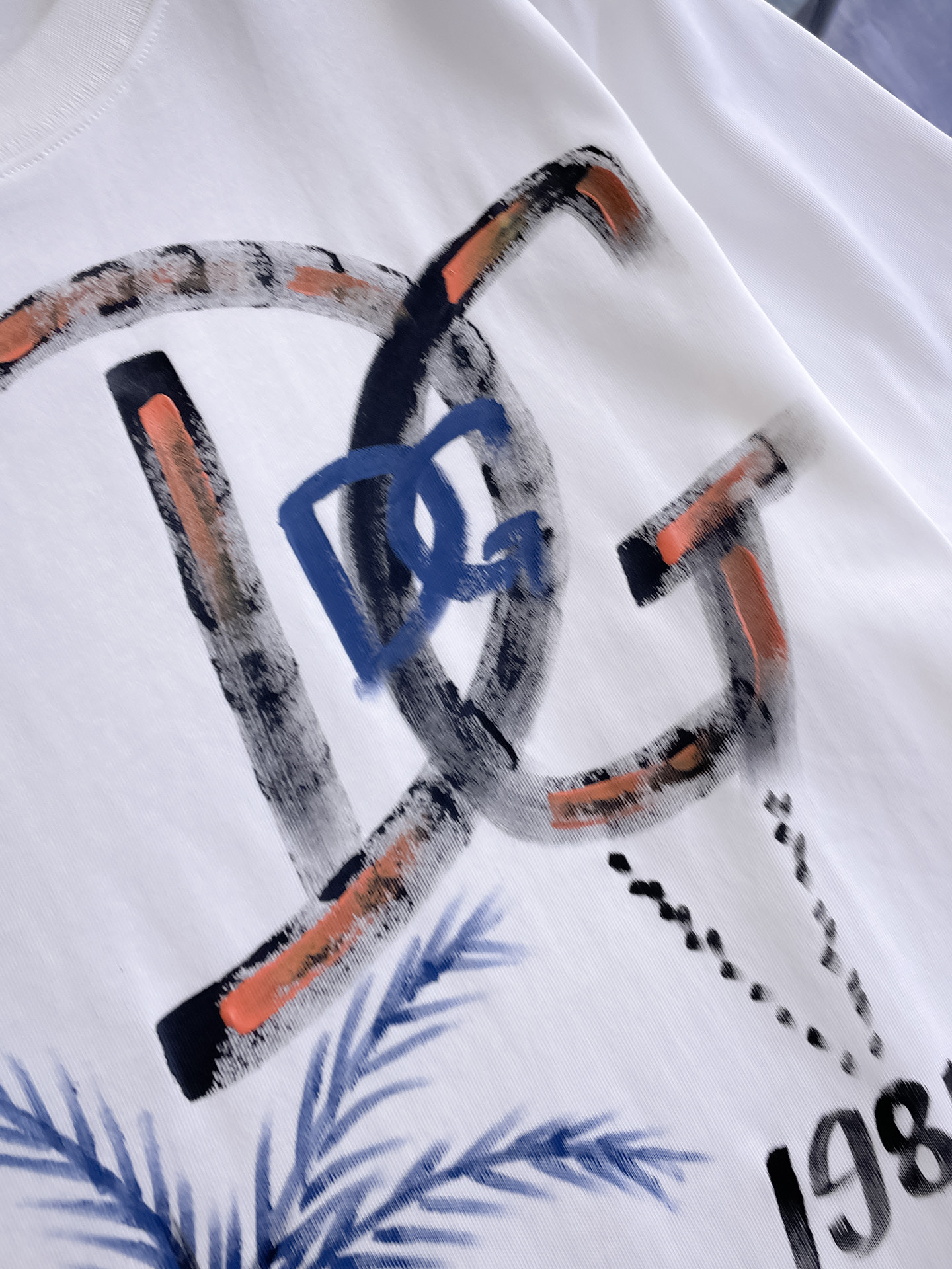 杜嘉班纳D&G26春夏新品专柜首发最新款短袖圆领T恤 高端订制 设计前卫时尚！品牌logo手绘重工艺设计