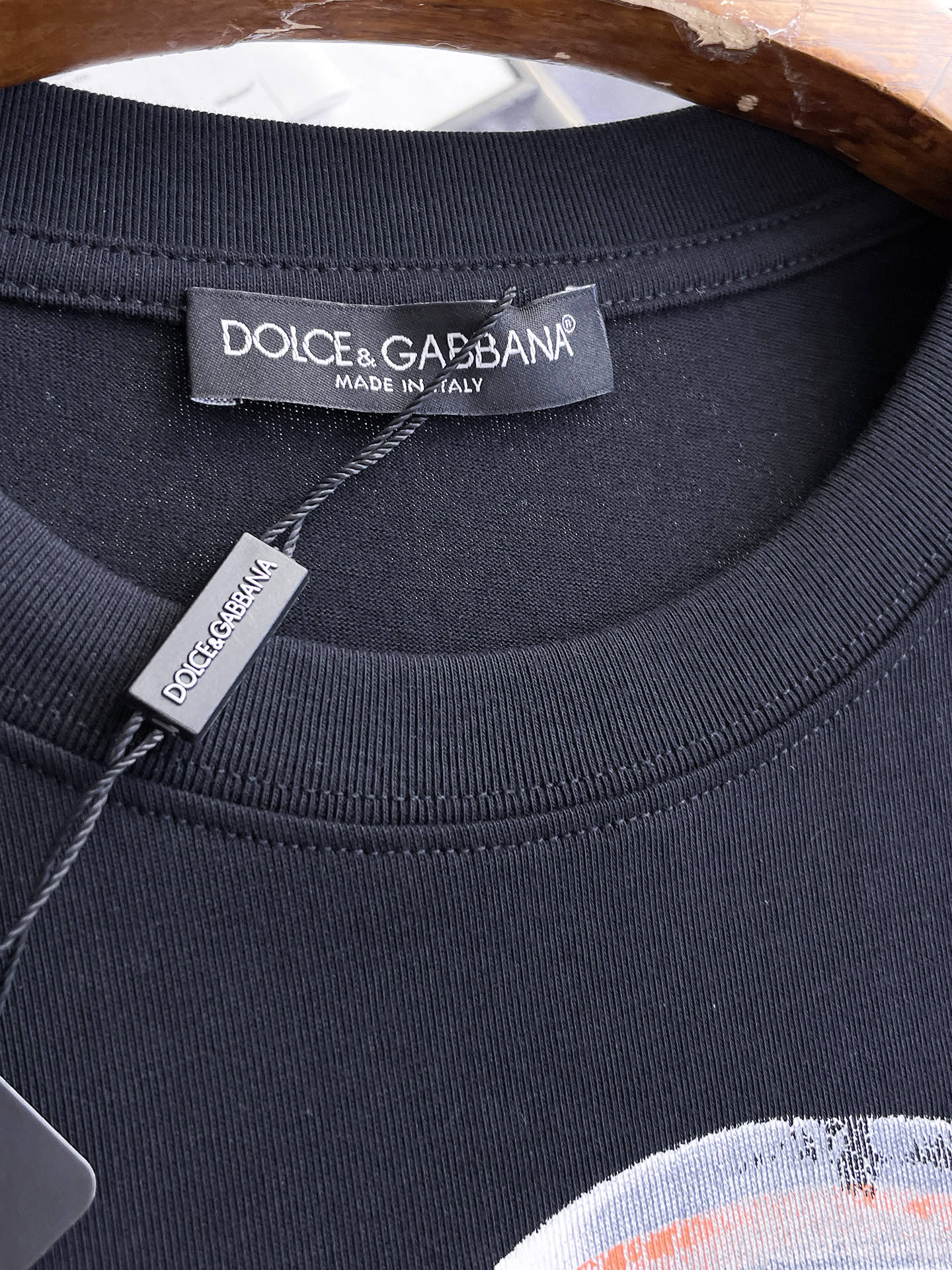 杜嘉班纳D&G26春夏新品专柜首发最新款短袖圆领T恤 高端订制 设计前卫时尚！品牌logo手绘重工艺设计