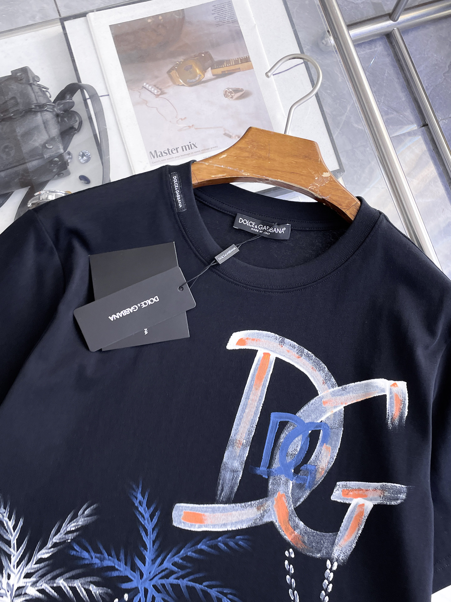 杜嘉班纳D&G26春夏新品专柜首发最新款短袖圆领T恤 高端订制 设计前卫时尚！品牌logo手绘重工艺设计