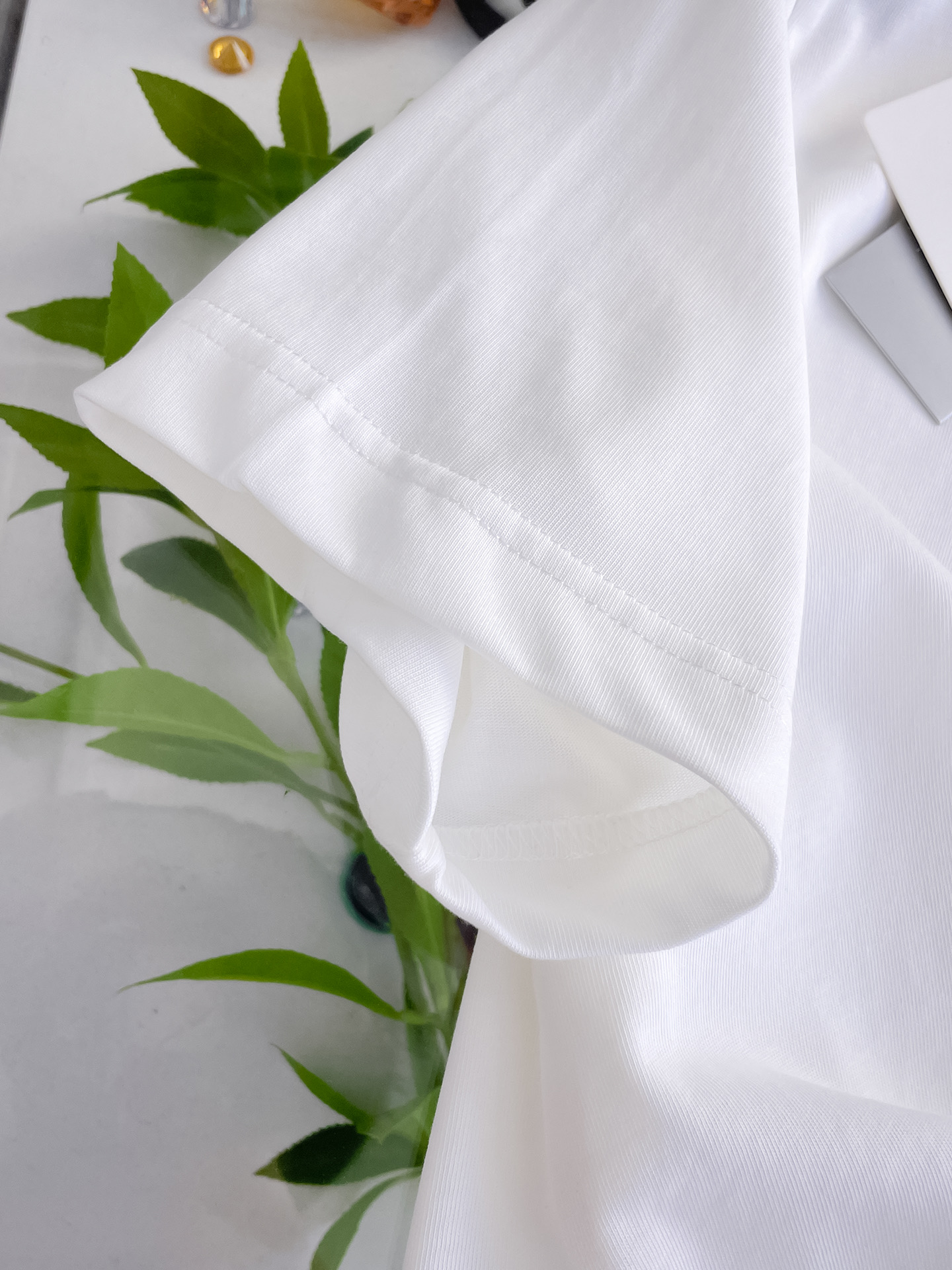 迪奥Dior26春夏新品专柜首发最新款短袖圆领T恤 高端订制 设计前卫时尚！品牌logo手绘重工艺设计，