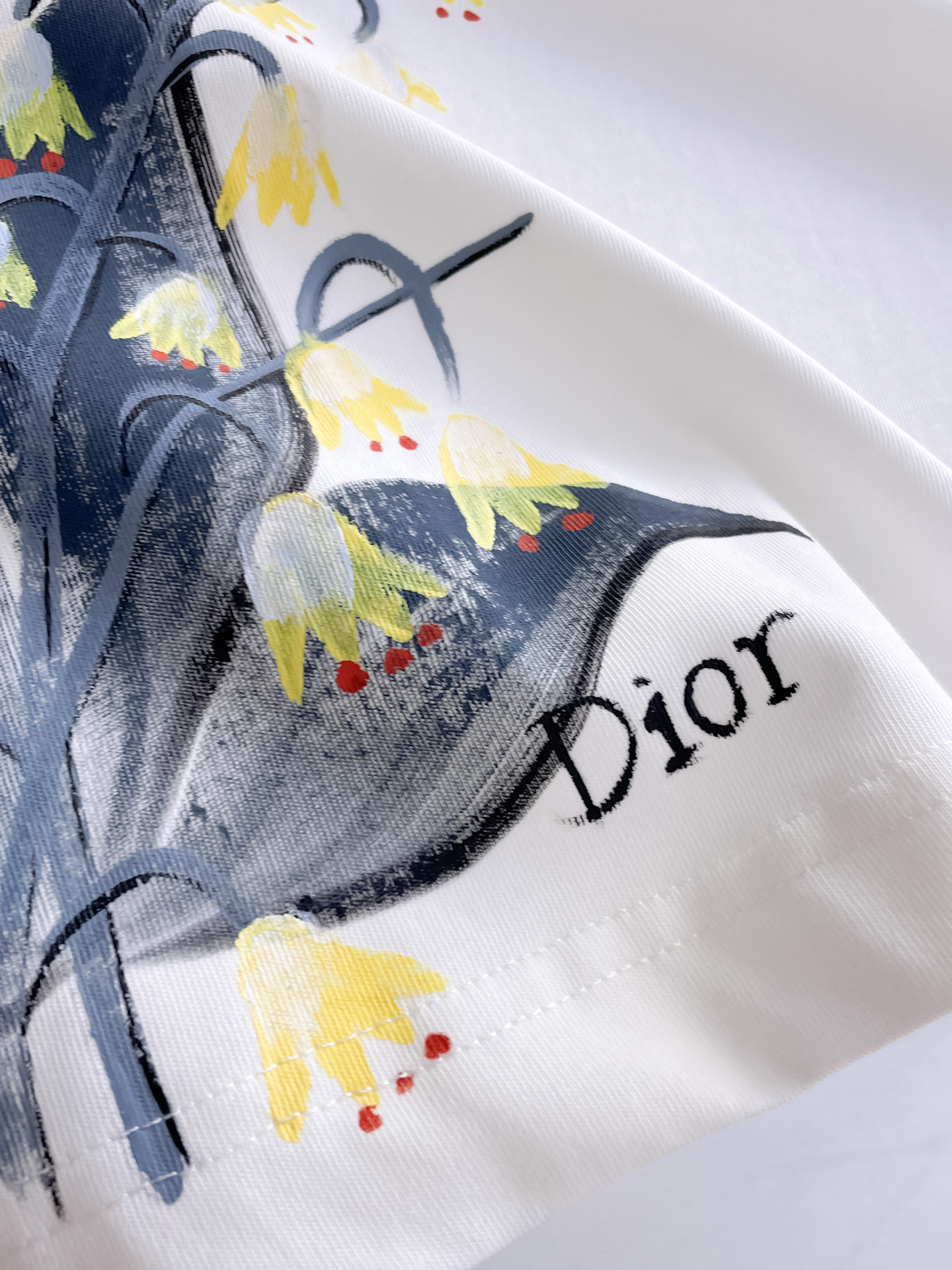 迪奥Dior26春夏新品专柜首发最新款短袖圆领T恤 高端订制 设计前卫时尚！品牌logo手绘重工艺设计，