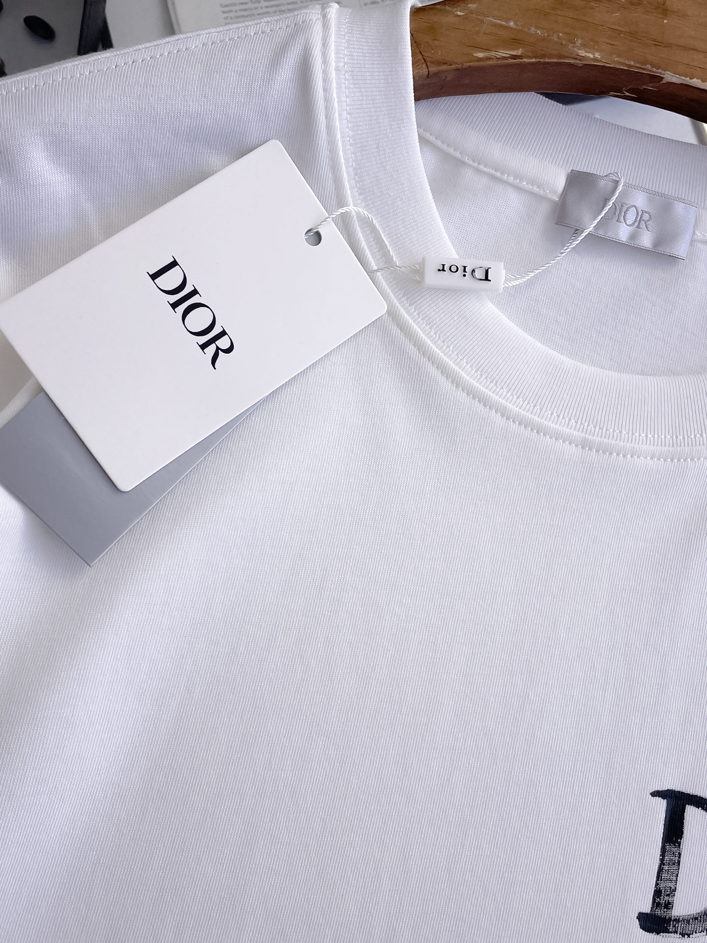 迪奥Dior26春夏新品专柜首发最新款短袖圆领T恤 高端订制 设计前卫时尚！品牌logo手绘重工艺设计，