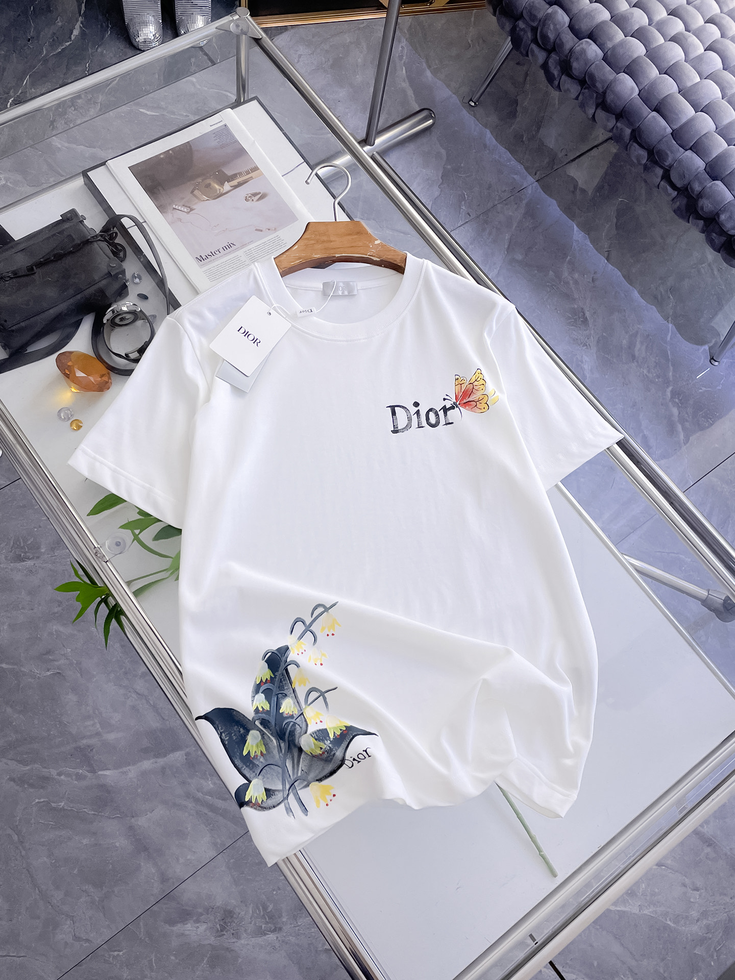 迪奥Dior26春夏新品专柜首发最新款短袖圆领T恤 高端订制 设计前卫时尚！品牌logo手绘重工艺设计，