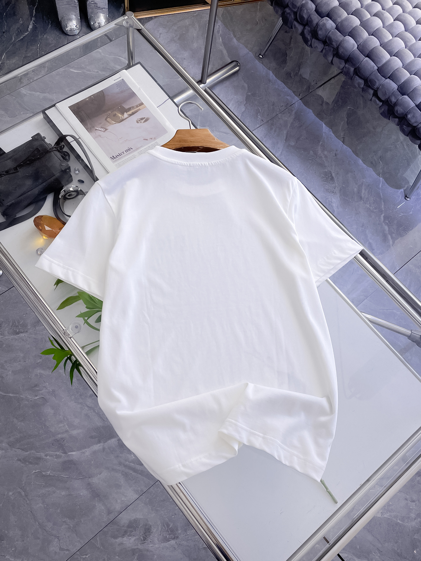 迪奥Dior26春夏新品专柜首发最新款短袖圆领T恤 高端订制 设计前卫时尚！品牌logo手绘重工艺设计，