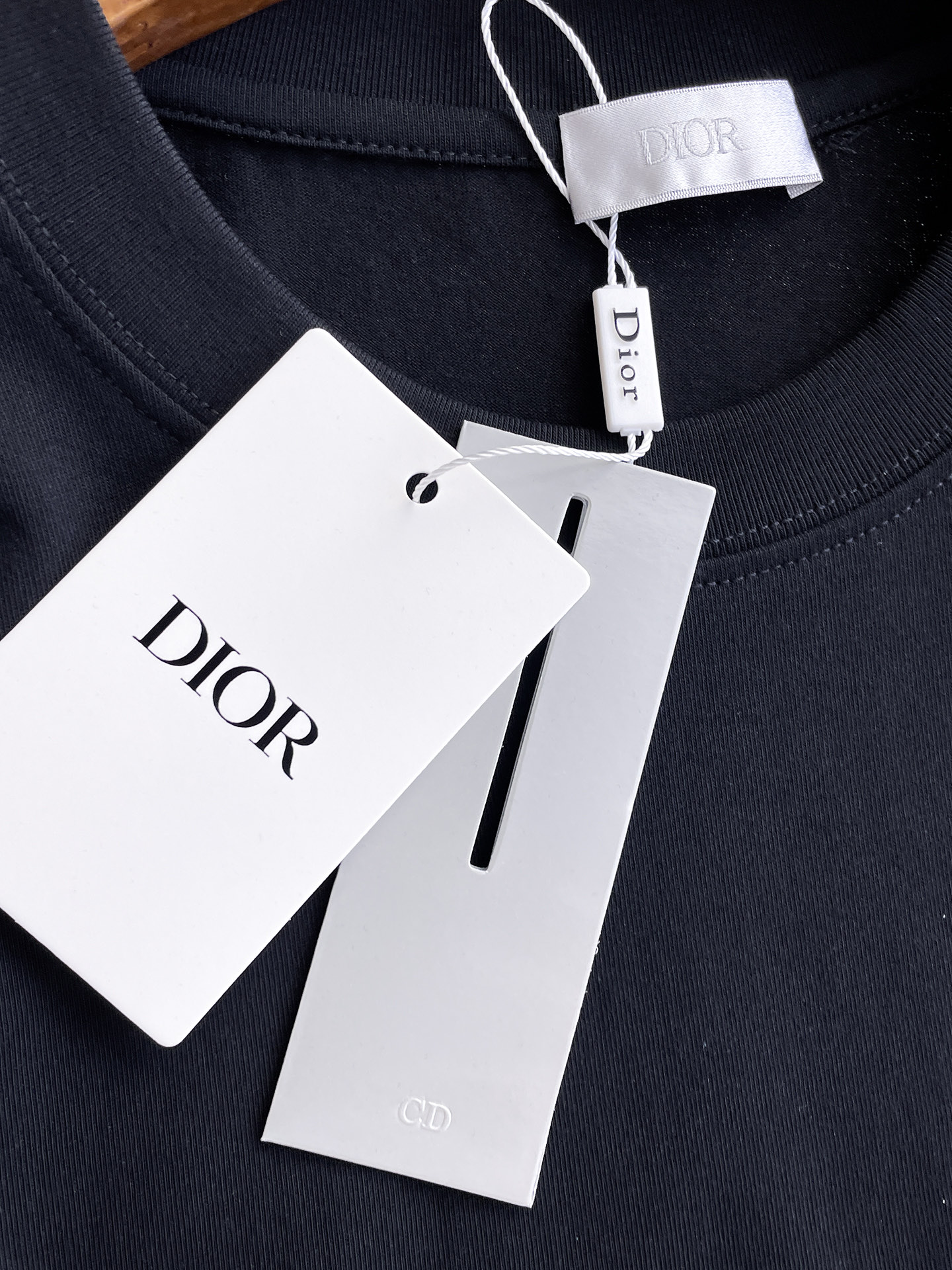 迪奥Dior26春夏新品专柜首发最新款短袖圆领T恤 高端订制 设计前卫时尚！品牌logo手绘重工艺设计，