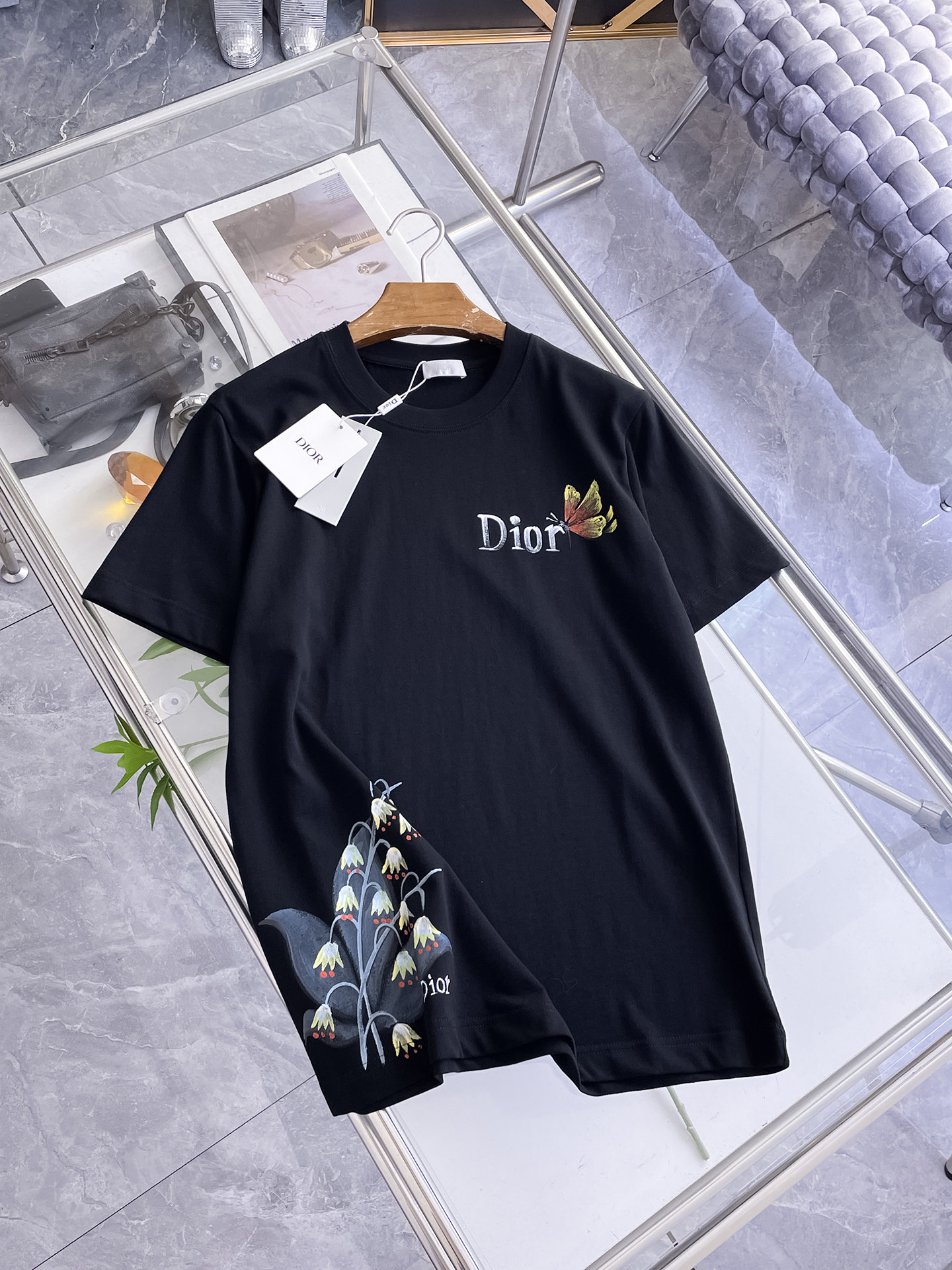 迪奥Dior26春夏新品专柜首发最新款短袖圆领T恤 高端订制 设计前卫时尚！品牌logo手绘重工艺设计，