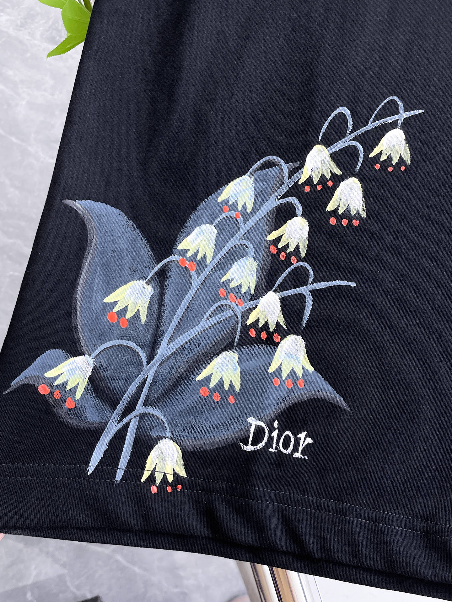 迪奥Dior26春夏新品专柜首发最新款短袖圆领T恤 高端订制 设计前卫时尚！品牌logo手绘重工艺设计，