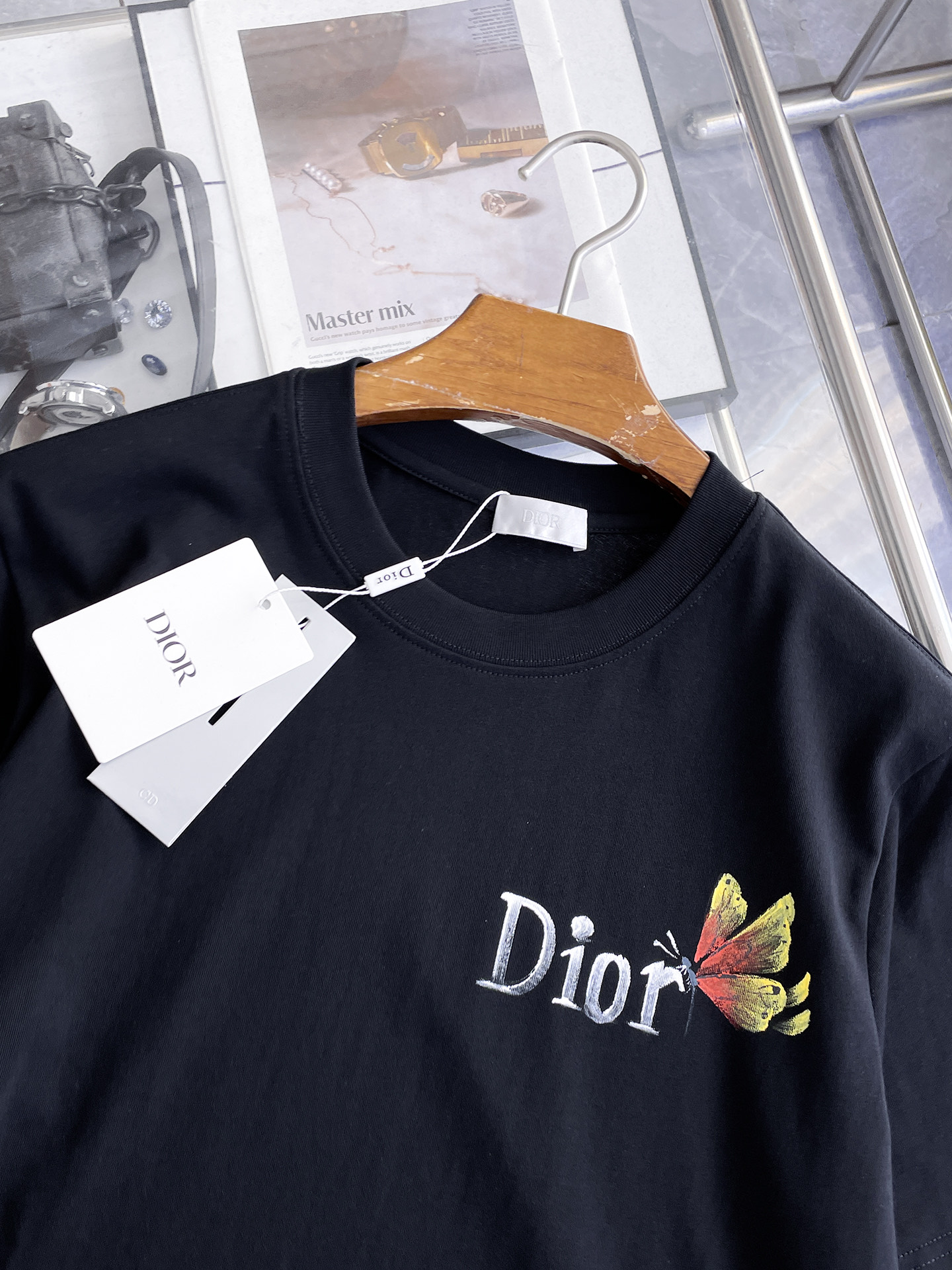 迪奥Dior26春夏新品专柜首发最新款短袖圆领T恤 高端订制 设计前卫时尚！品牌logo手绘重工艺设计，
