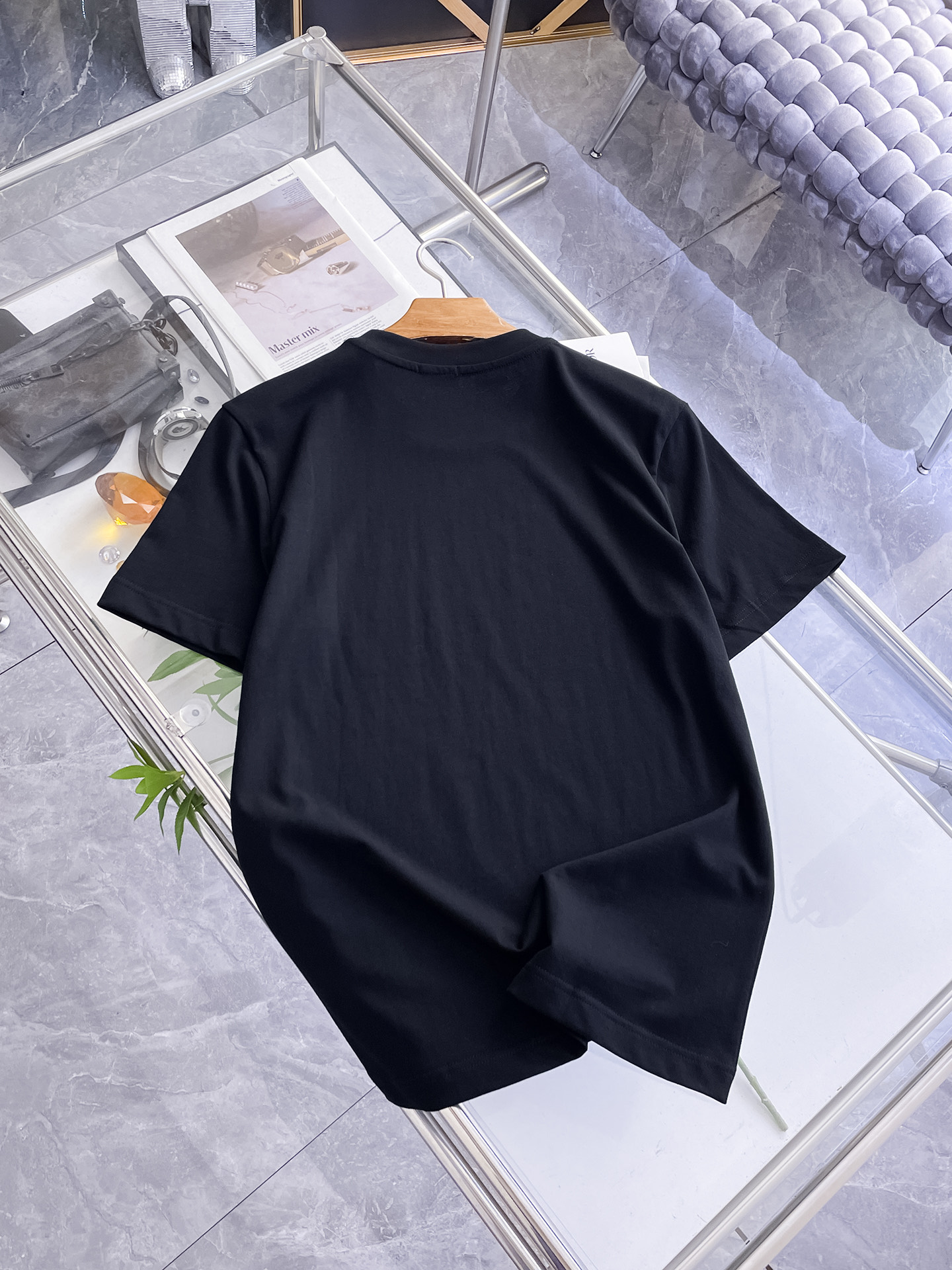 迪奥Dior26春夏新品专柜首发最新款短袖圆领T恤 高端订制 设计前卫时尚！品牌logo手绘重工艺设计，