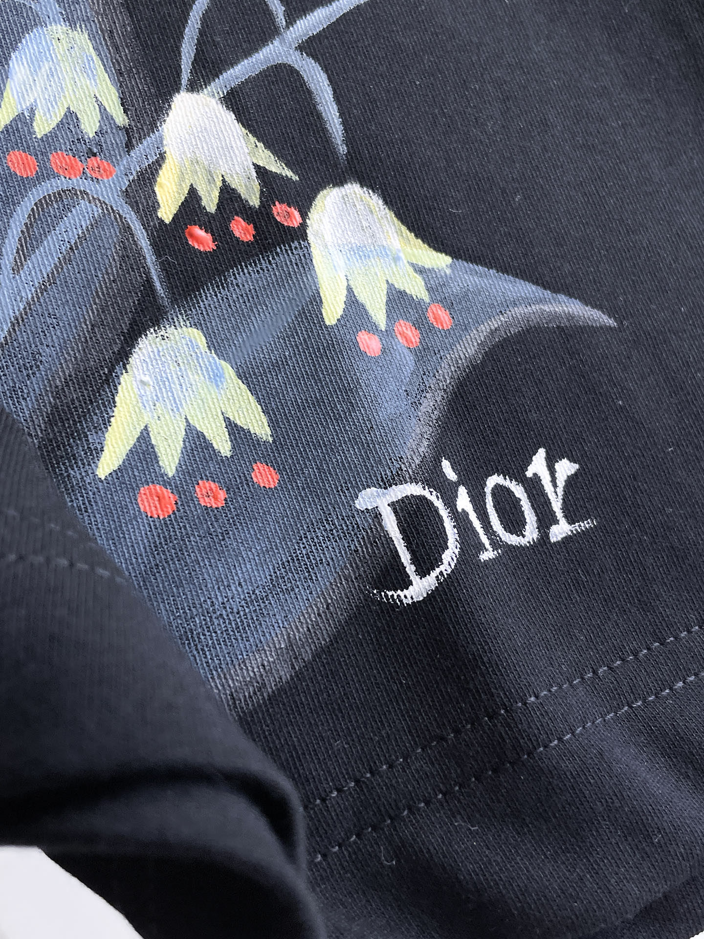 迪奥Dior26春夏新品专柜首发最新款短袖圆领T恤 高端订制 设计前卫时尚！品牌logo手绘重工艺设计，