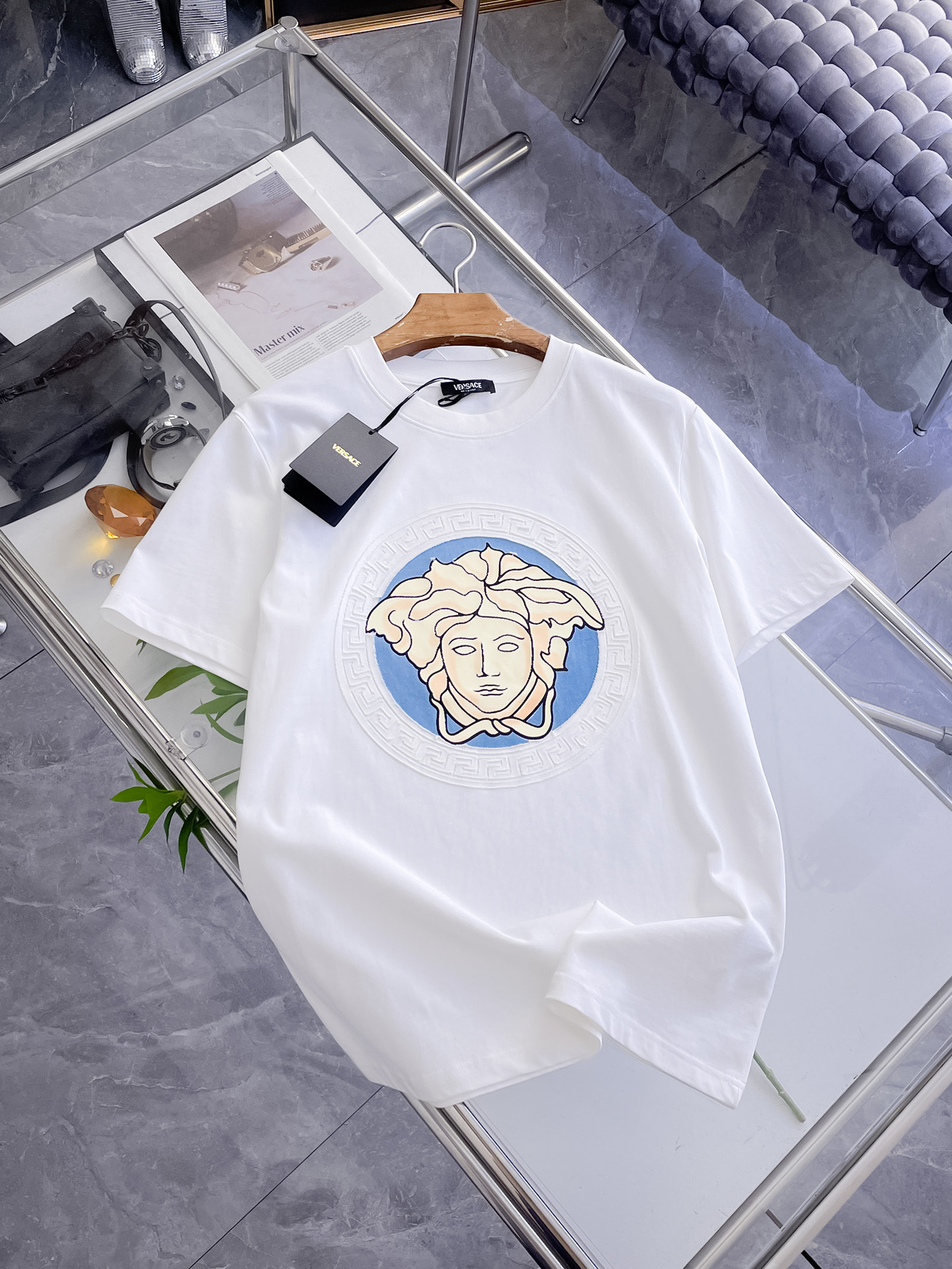 瓦萨Versace26春夏新品专柜首发最新款短袖圆领T恤 高端订制 设计前卫时尚！品牌logo重工艺设计