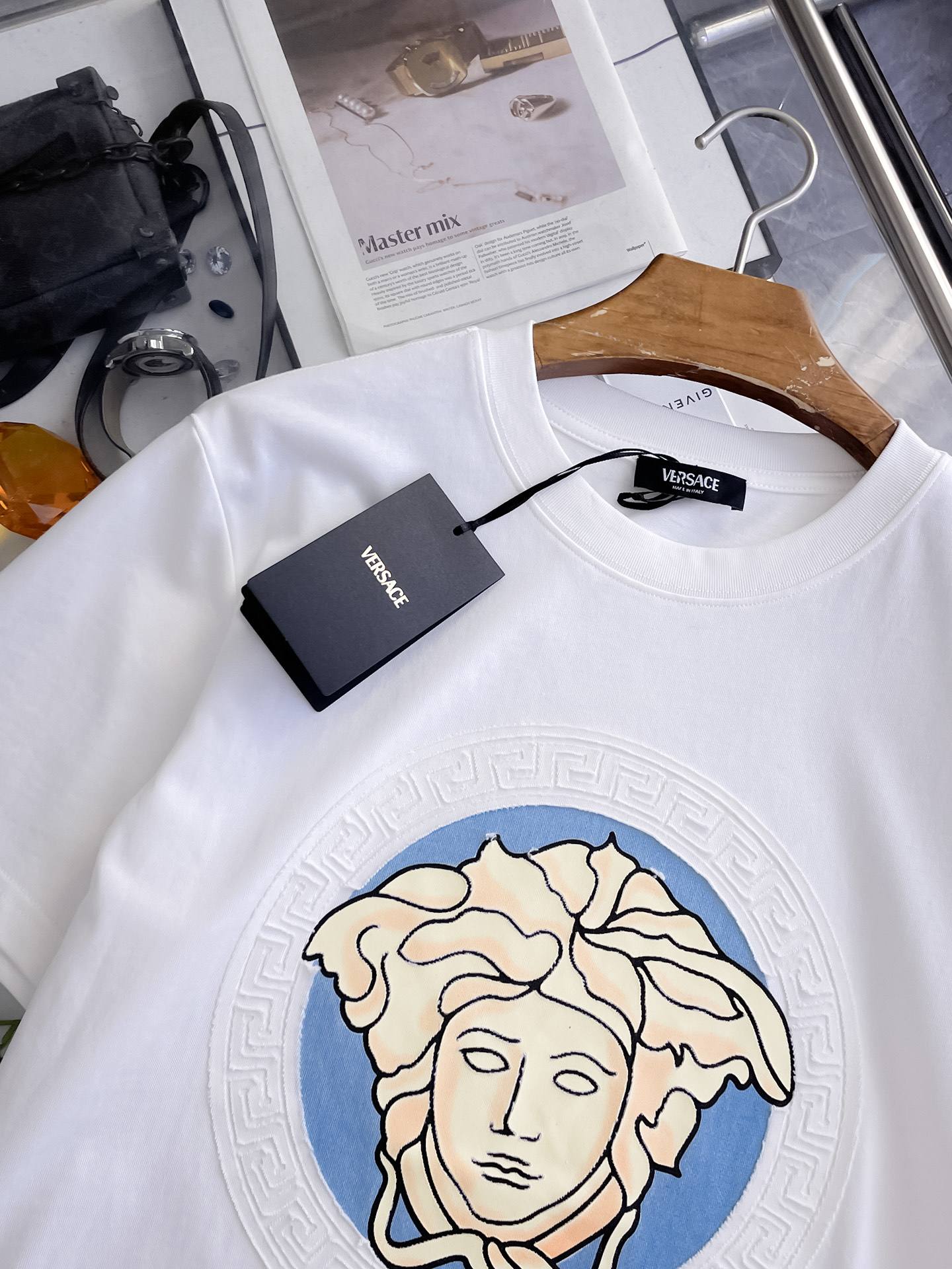 瓦萨Versace26春夏新品专柜首发最新款短袖圆领T恤 高端订制 设计前卫时尚！品牌logo重工艺设计