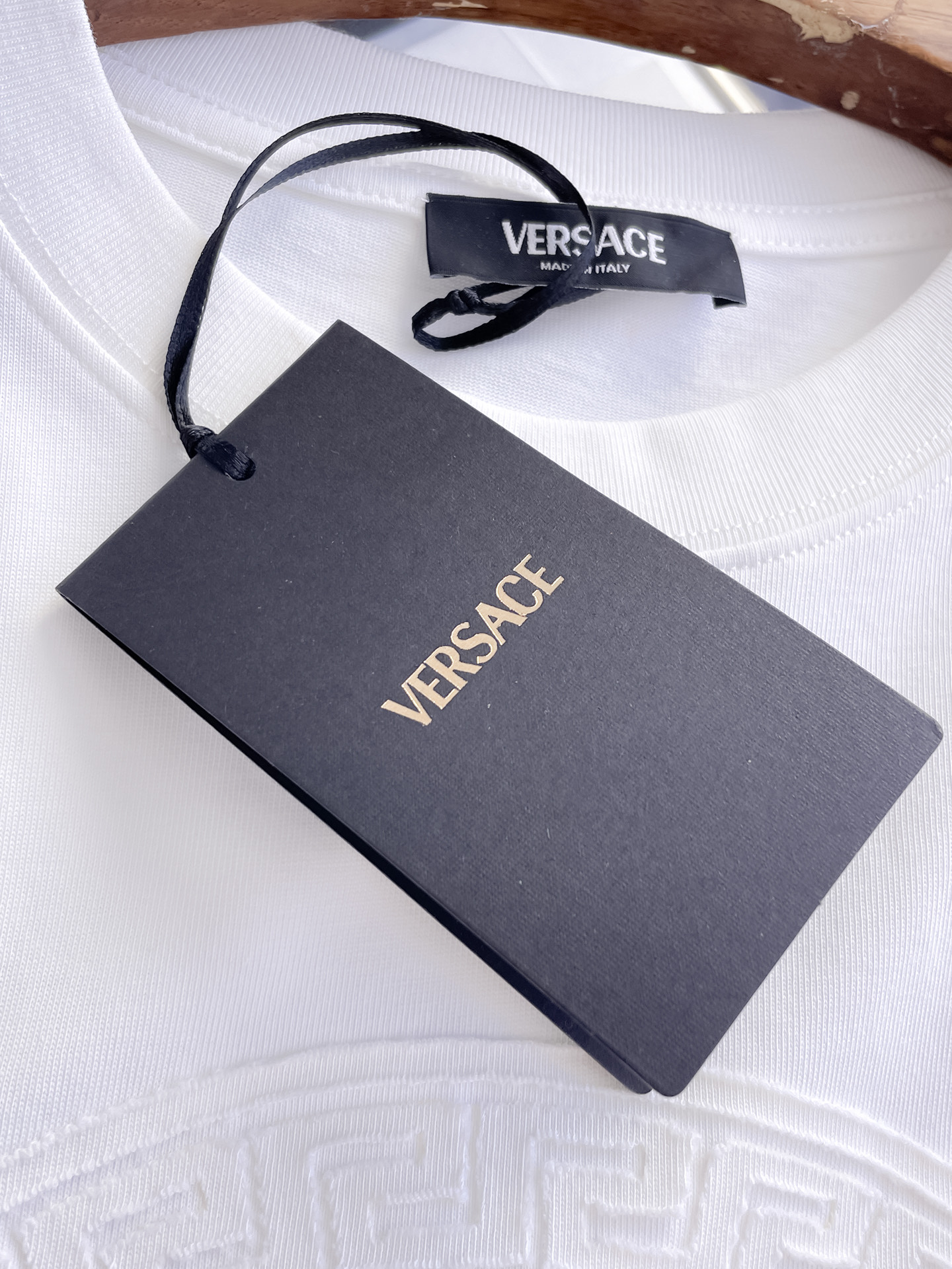 瓦萨Versace26春夏新品专柜首发最新款短袖圆领T恤 高端订制 设计前卫时尚！品牌logo重工艺设计