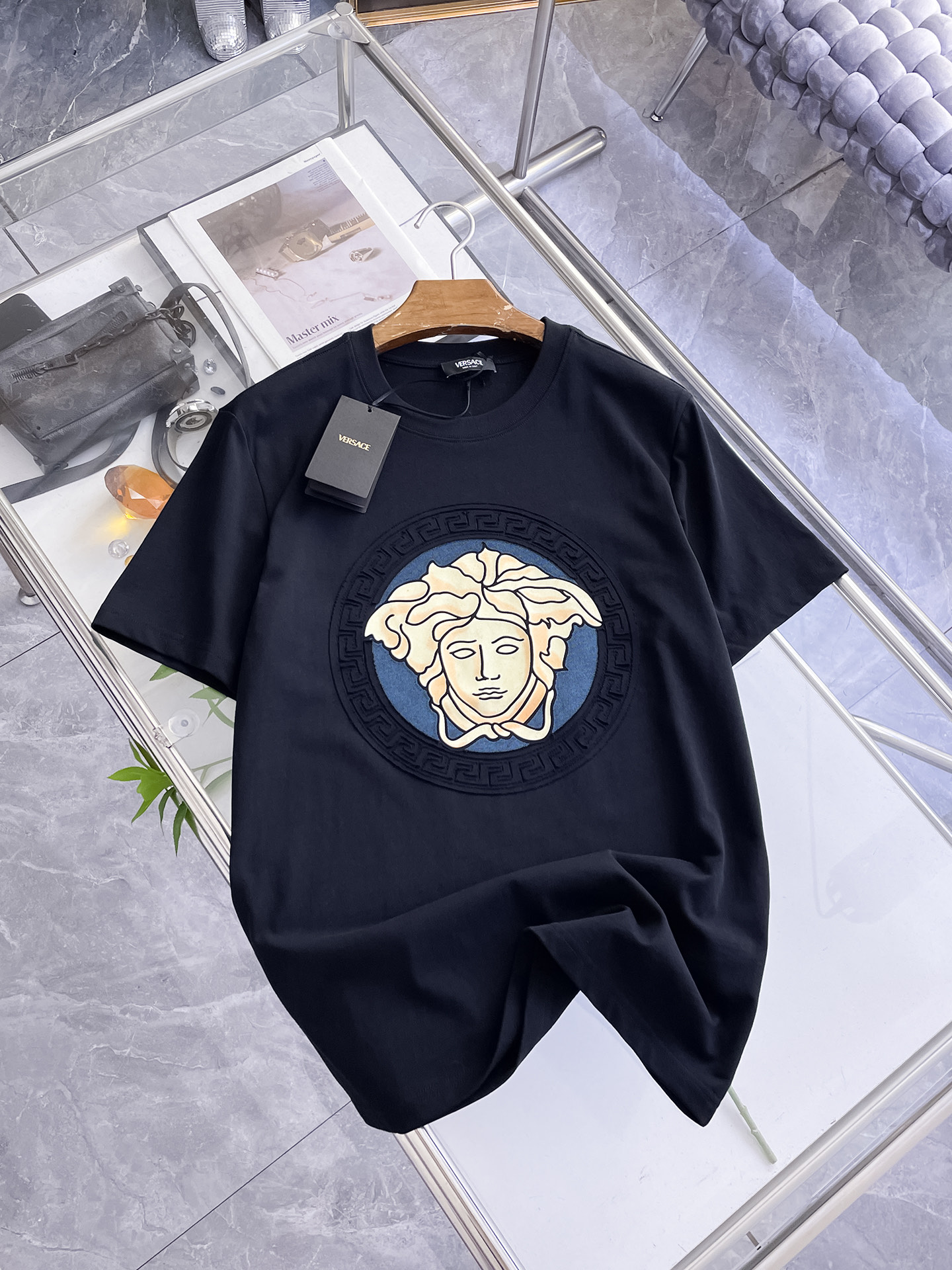 瓦萨Versace26春夏新品专柜首发最新款短袖圆领T恤 高端订制 设计前卫时尚！品牌logo重工艺设计