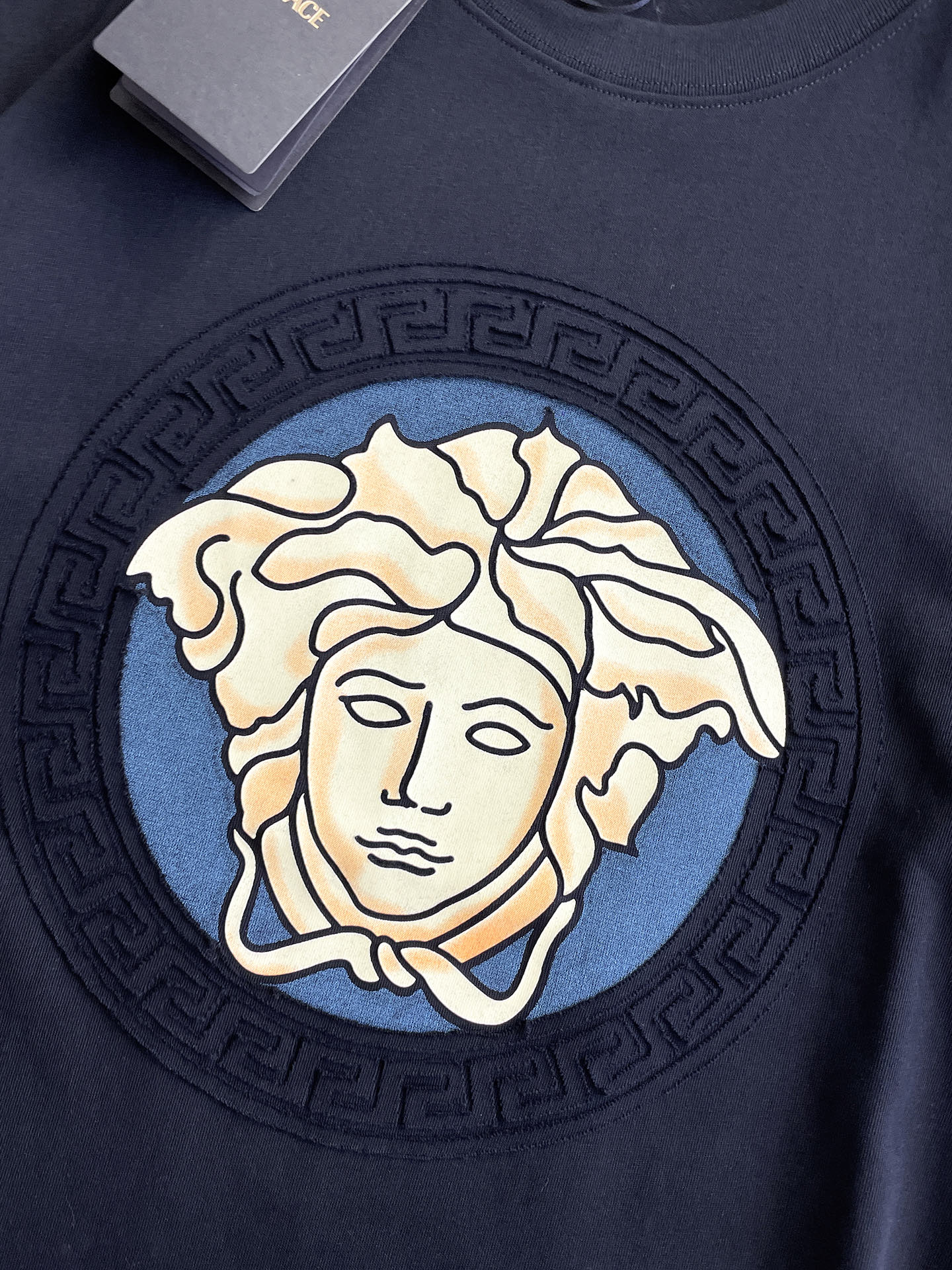 瓦萨Versace26春夏新品专柜首发最新款短袖圆领T恤 高端订制 设计前卫时尚！品牌logo重工艺设计