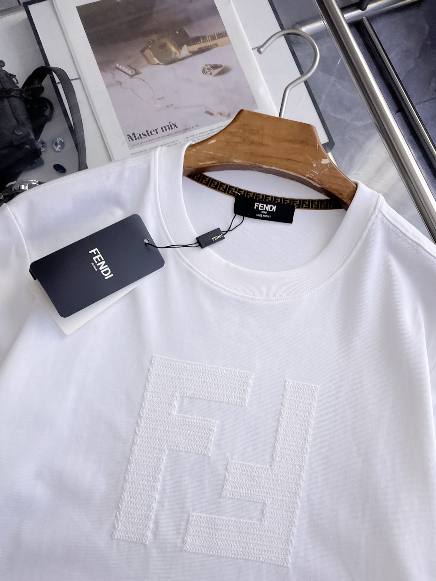 芬迪Fendi26春夏新品专柜首发最新款短袖圆领T恤 高端订制 设计前卫时尚！品牌logo重工艺设计，高