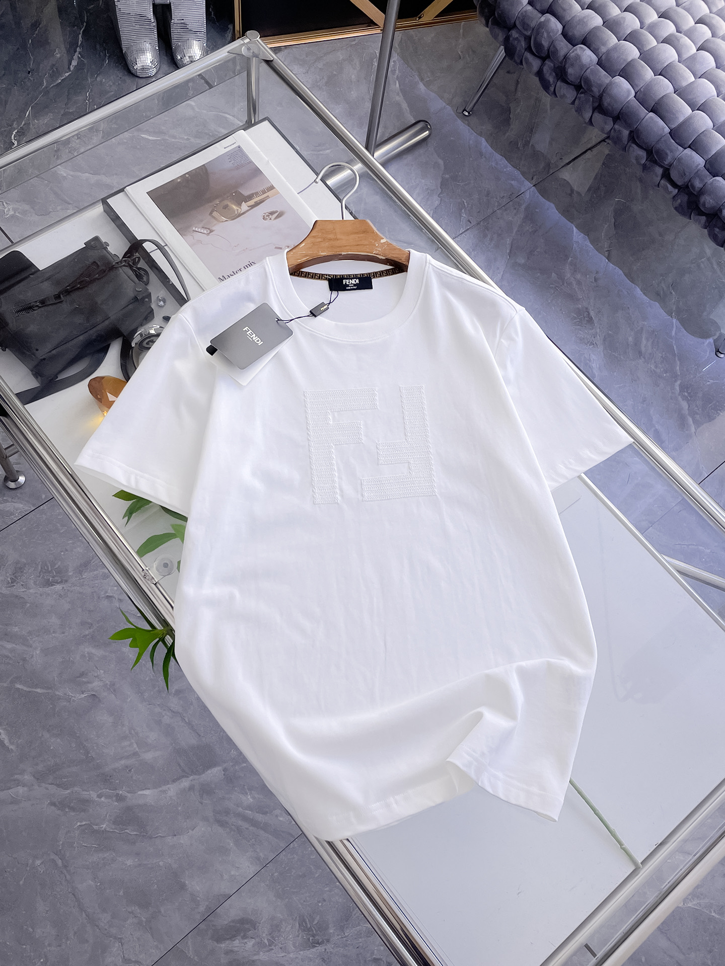 芬迪Fendi26春夏新品专柜首发最新款短袖圆领T恤 高端订制 设计前卫时尚！品牌logo重工艺设计，高