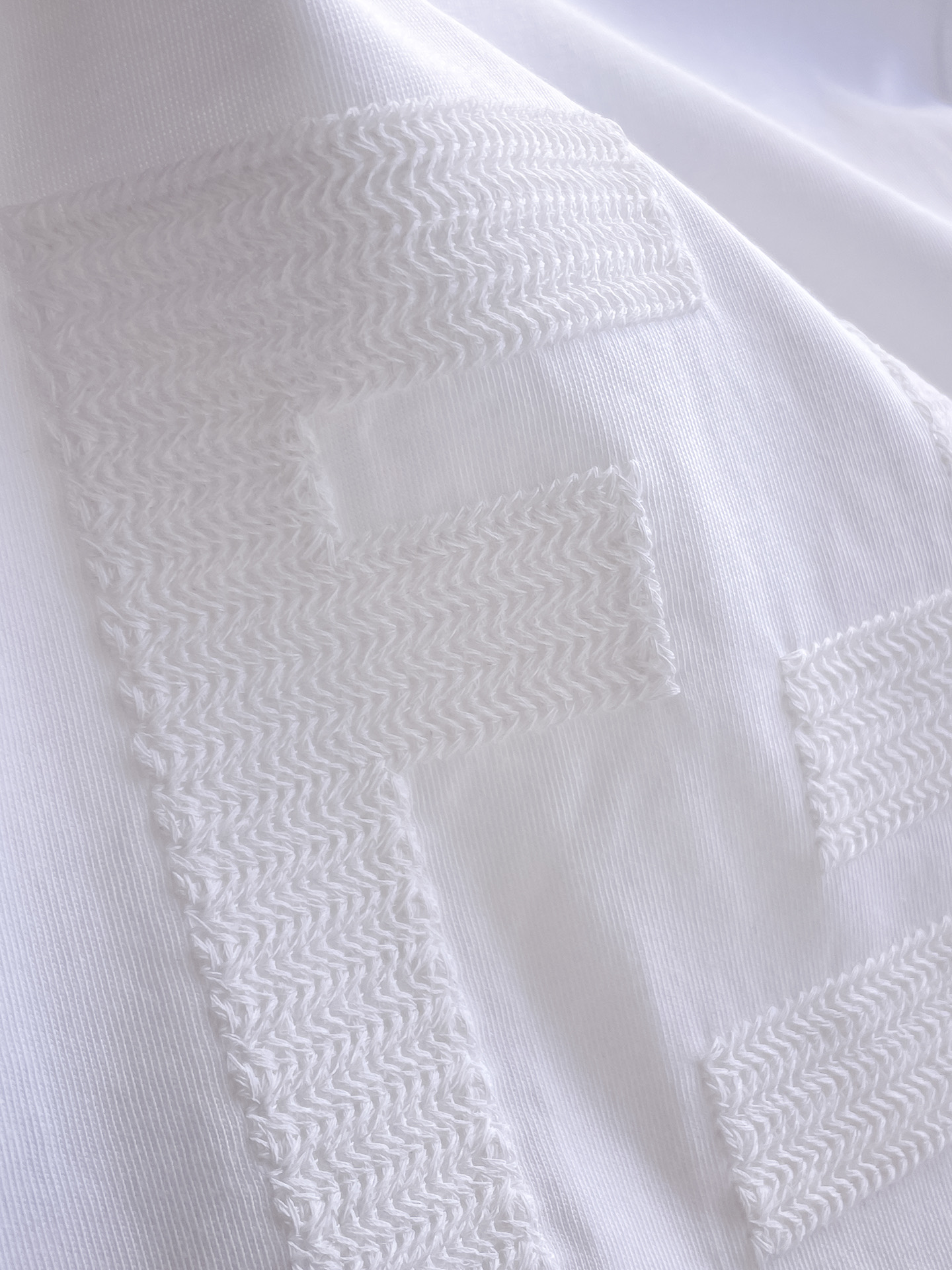 芬迪Fendi26春夏新品专柜首发最新款短袖圆领T恤 高端订制 设计前卫时尚！品牌logo重工艺设计，高