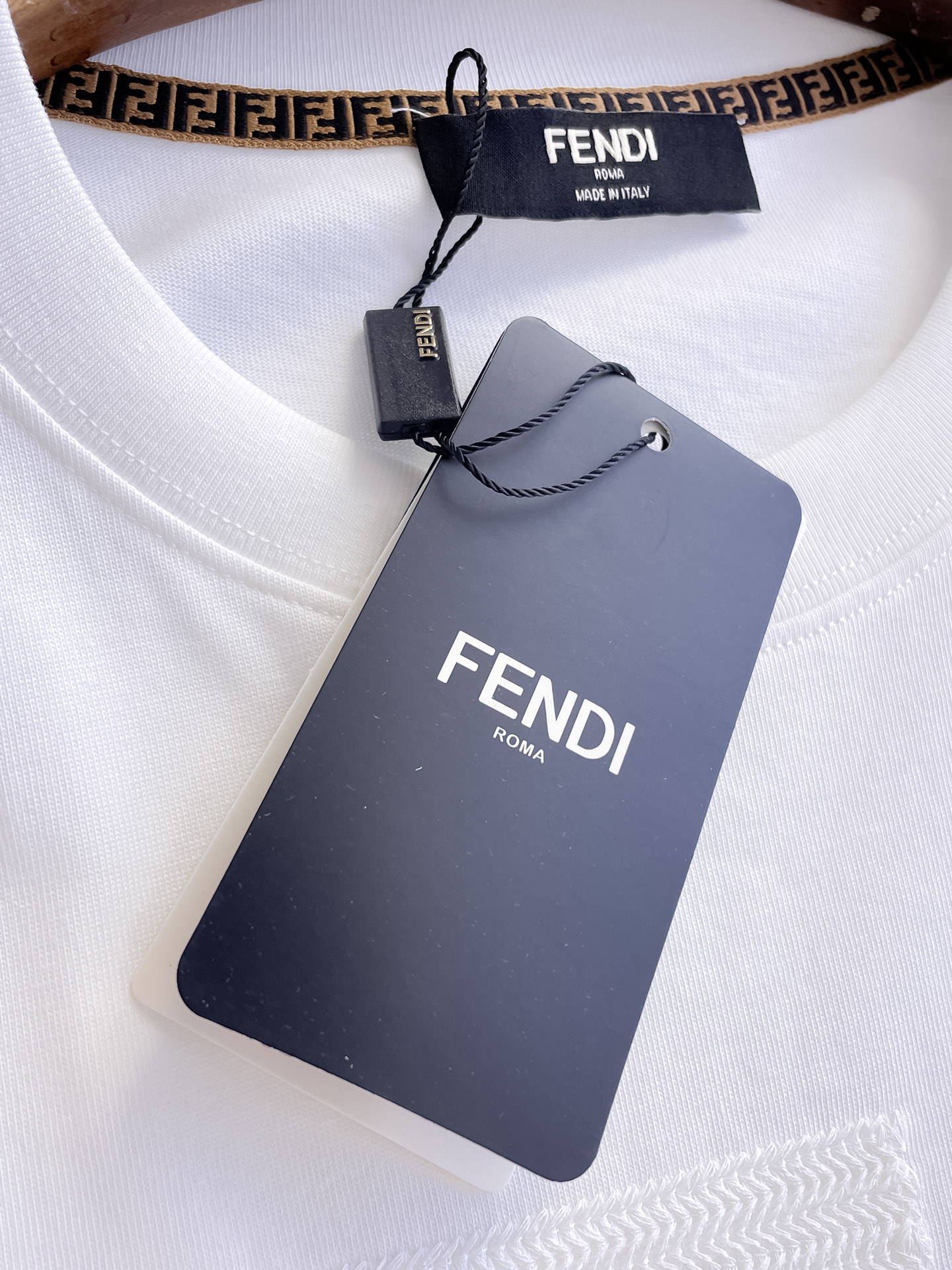 芬迪Fendi26春夏新品专柜首发最新款短袖圆领T恤 高端订制 设计前卫时尚！品牌logo重工艺设计，高