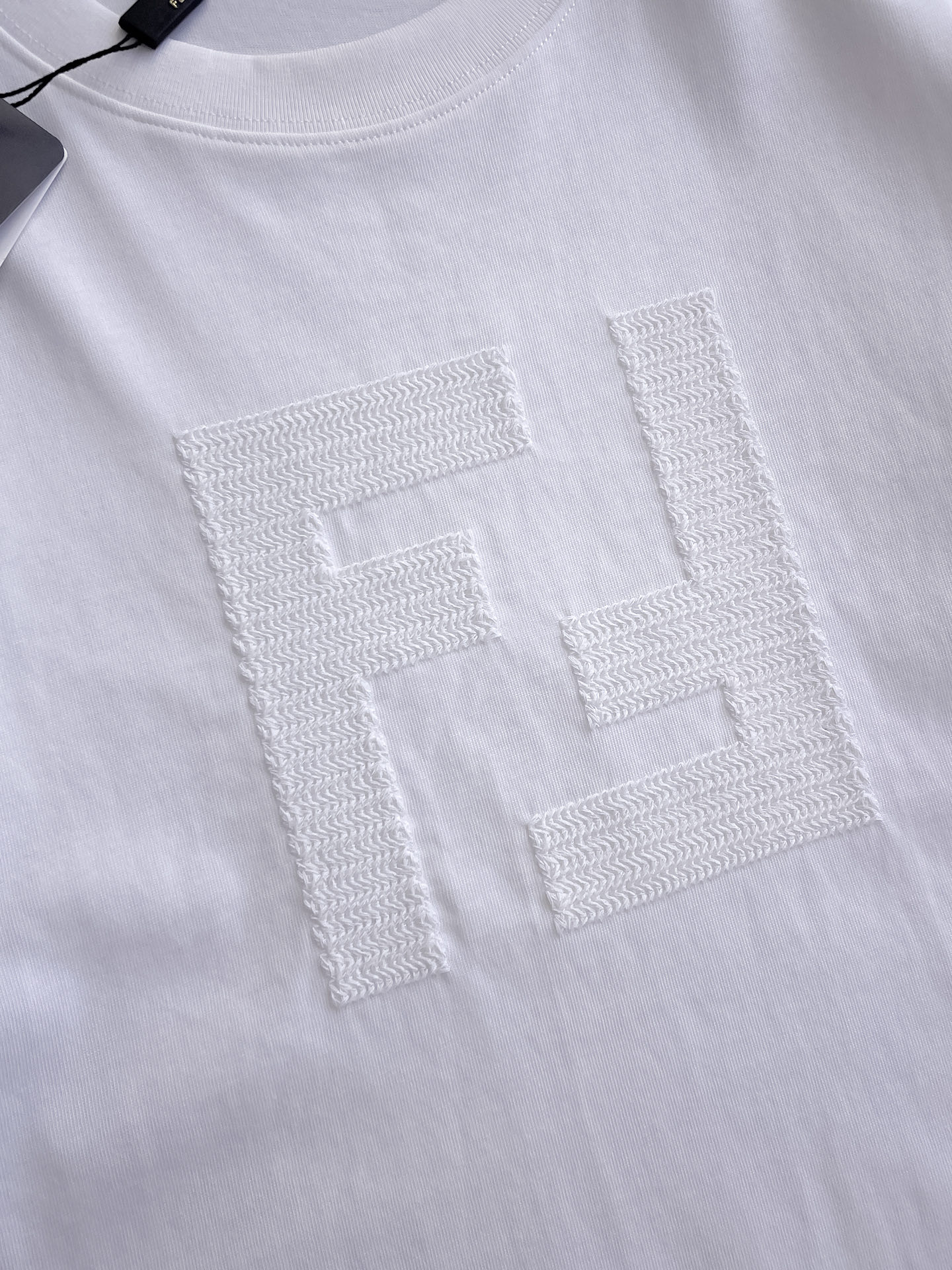 芬迪Fendi26春夏新品专柜首发最新款短袖圆领T恤 高端订制 设计前卫时尚！品牌logo重工艺设计，高