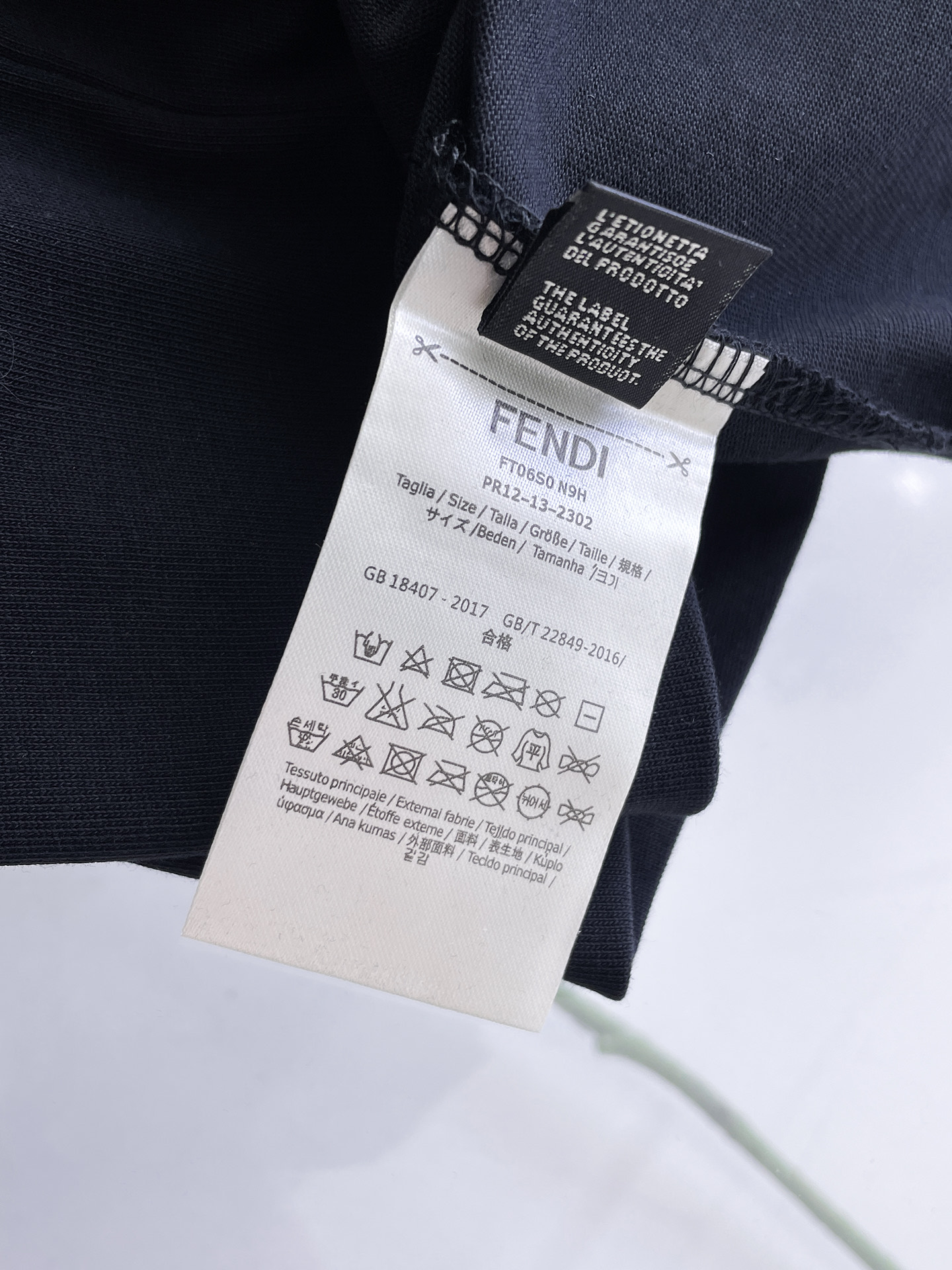 芬迪Fendi26春夏新品专柜首发最新款短袖圆领T恤 高端订制 设计前卫时尚！品牌logo重工艺设计，高