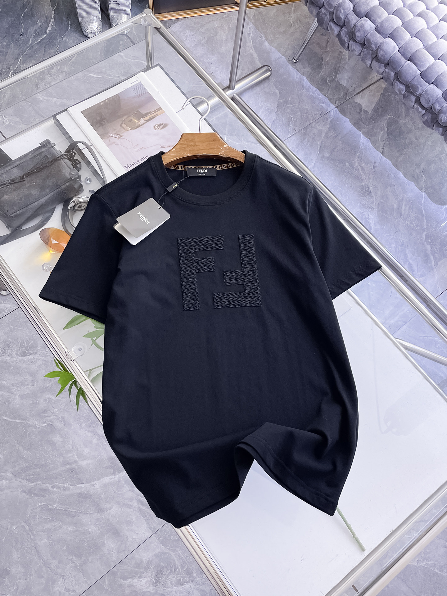 芬迪Fendi26春夏新品专柜首发最新款短袖圆领T恤 高端订制 设计前卫时尚！品牌logo重工艺设计，高