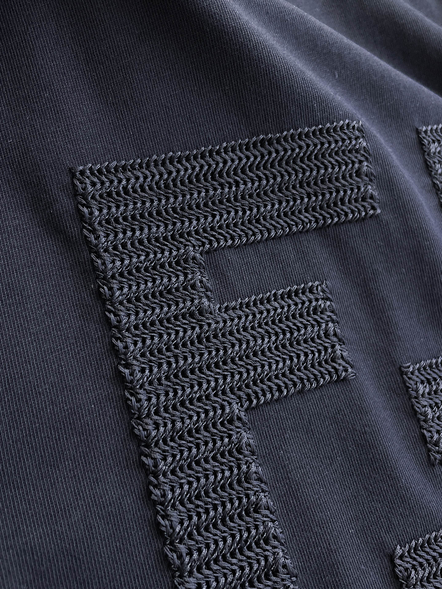 芬迪Fendi26春夏新品专柜首发最新款短袖圆领T恤 高端订制 设计前卫时尚！品牌logo重工艺设计，高