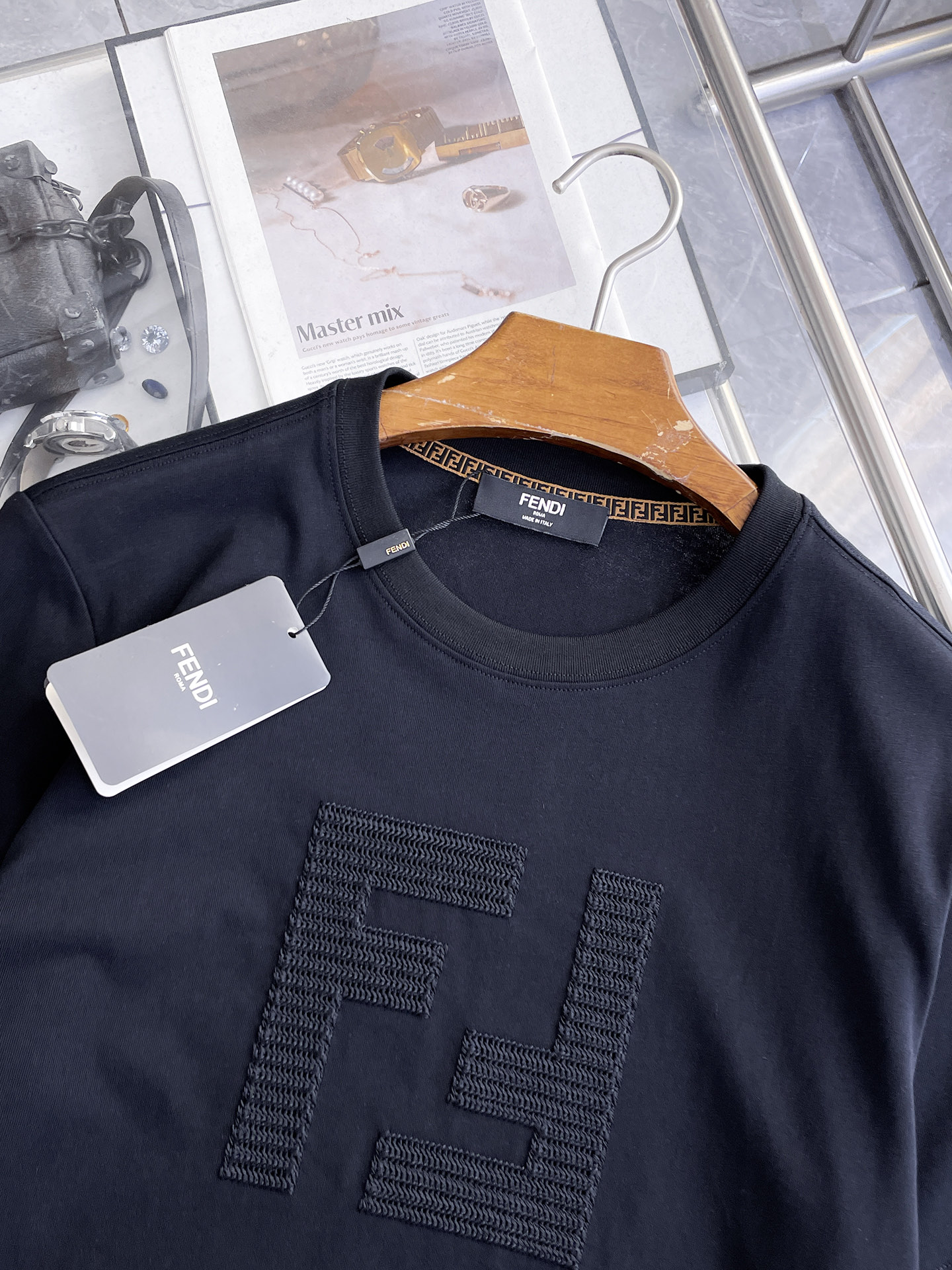 芬迪Fendi26春夏新品专柜首发最新款短袖圆领T恤 高端订制 设计前卫时尚！品牌logo重工艺设计，高