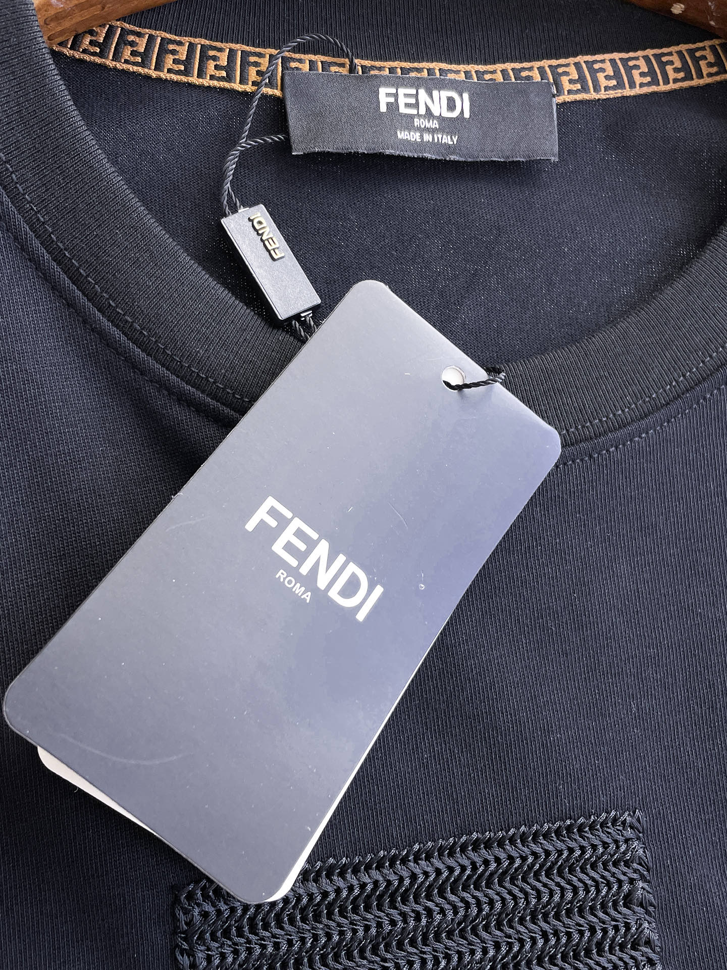 芬迪Fendi26春夏新品专柜首发最新款短袖圆领T恤 高端订制 设计前卫时尚！品牌logo重工艺设计，高