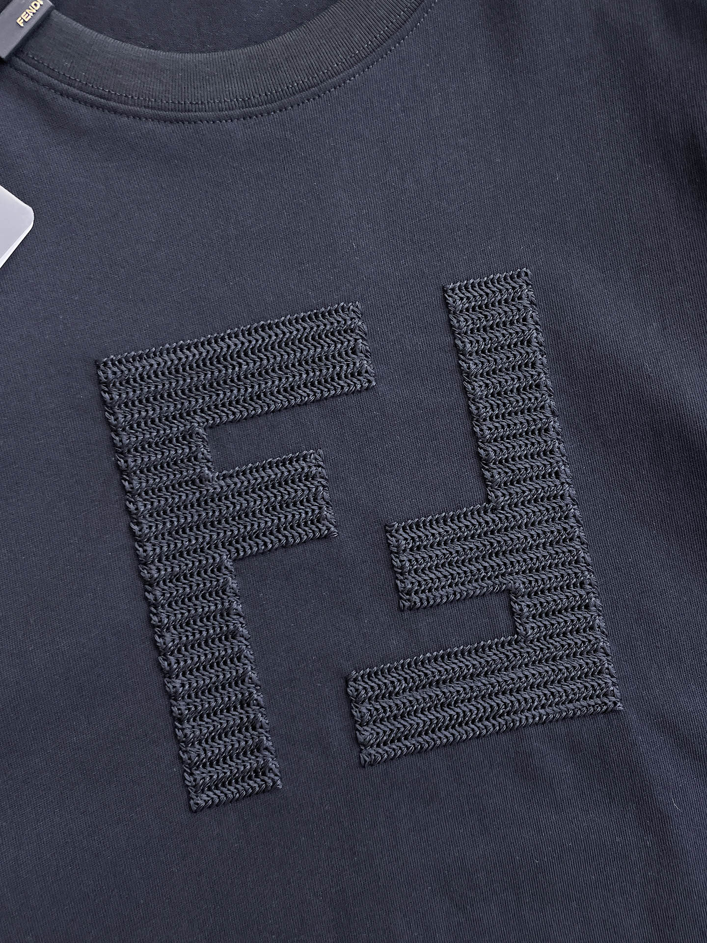 芬迪Fendi26春夏新品专柜首发最新款短袖圆领T恤 高端订制 设计前卫时尚！品牌logo重工艺设计，高