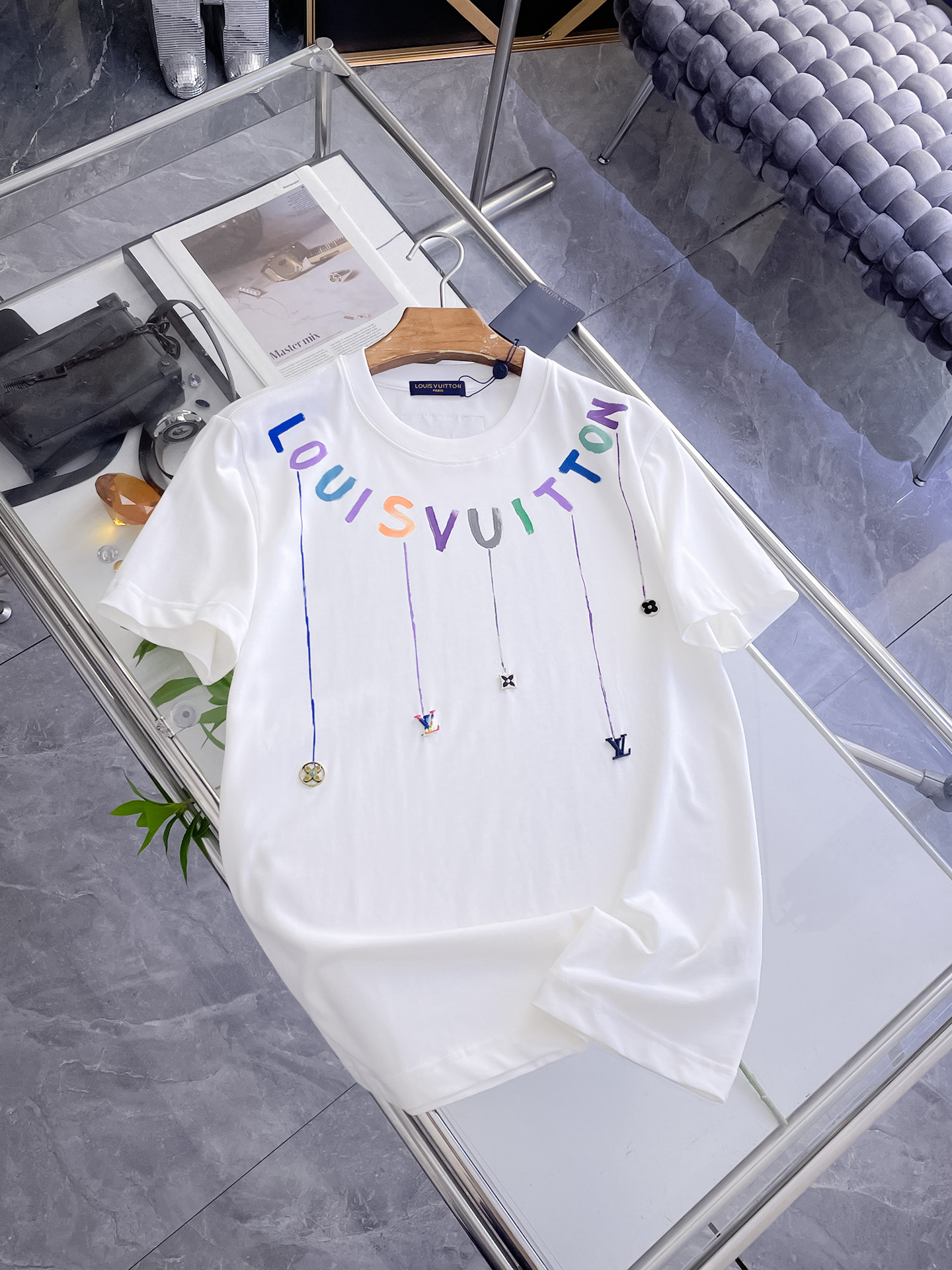 路易威登LV26春夏新品专柜首发最新款短袖圆领T恤 高端订制 设计前卫时尚！品牌logo手绘重工艺设计，