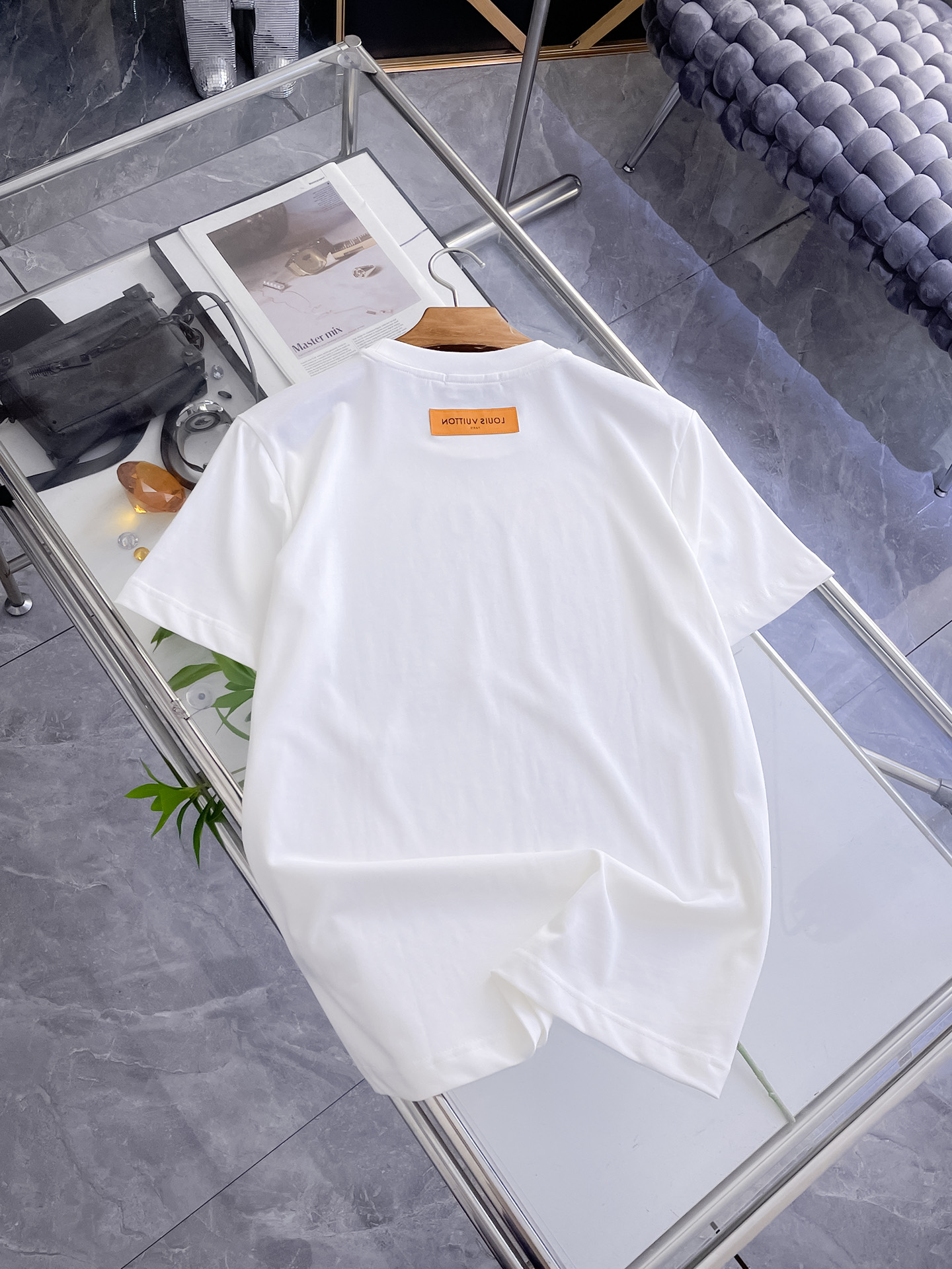 路易威登LV26春夏新品专柜首发最新款短袖圆领T恤 高端订制 设计前卫时尚！品牌logo手绘重工艺设计，