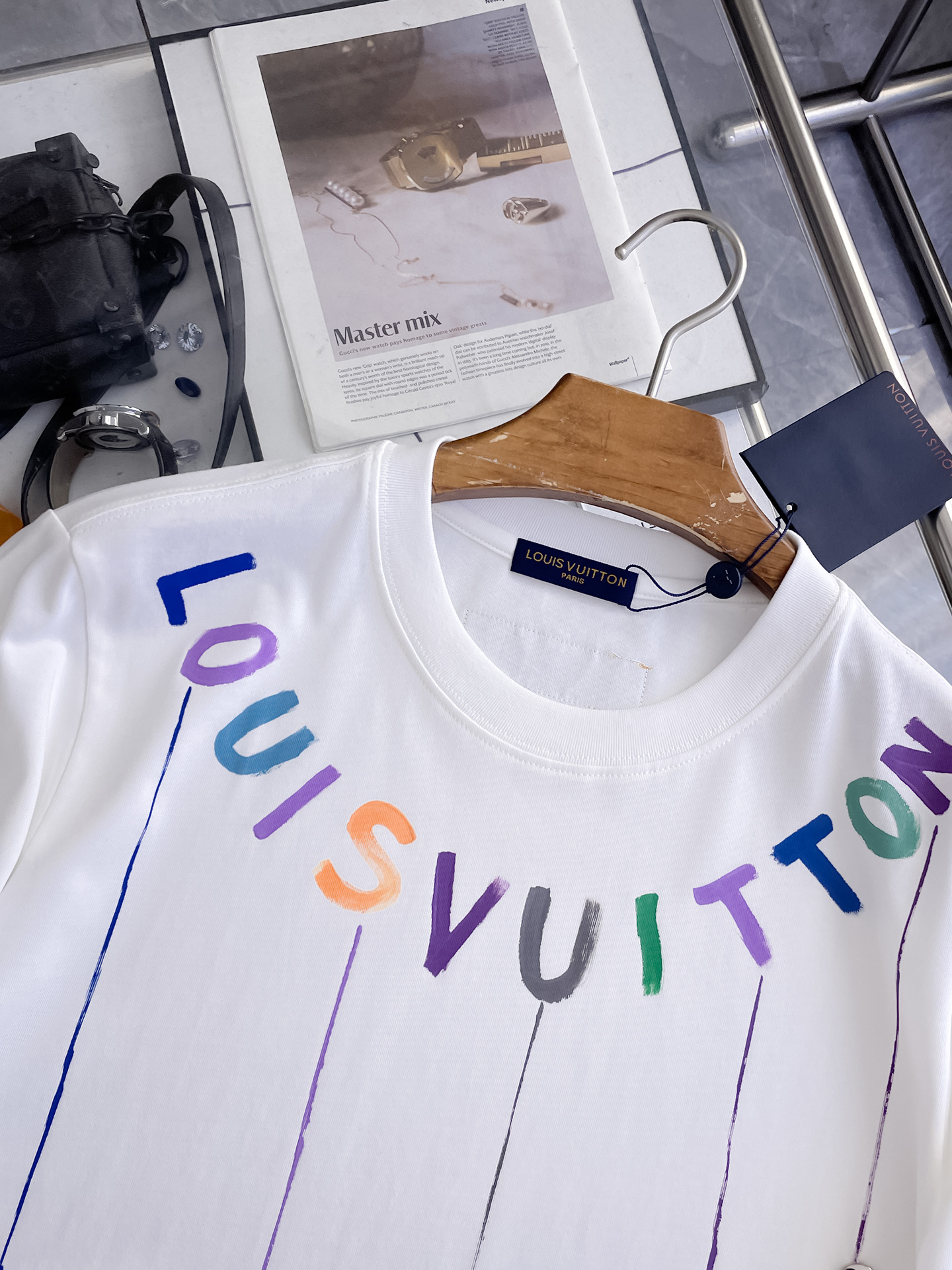 路易威登LV26春夏新品专柜首发最新款短袖圆领T恤 高端订制 设计前卫时尚！品牌logo手绘重工艺设计，