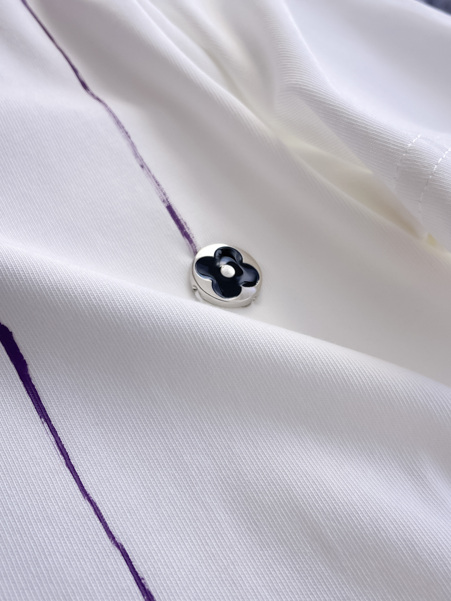 路易威登LV26春夏新品专柜首发最新款短袖圆领T恤 高端订制 设计前卫时尚！品牌logo手绘重工艺设计，