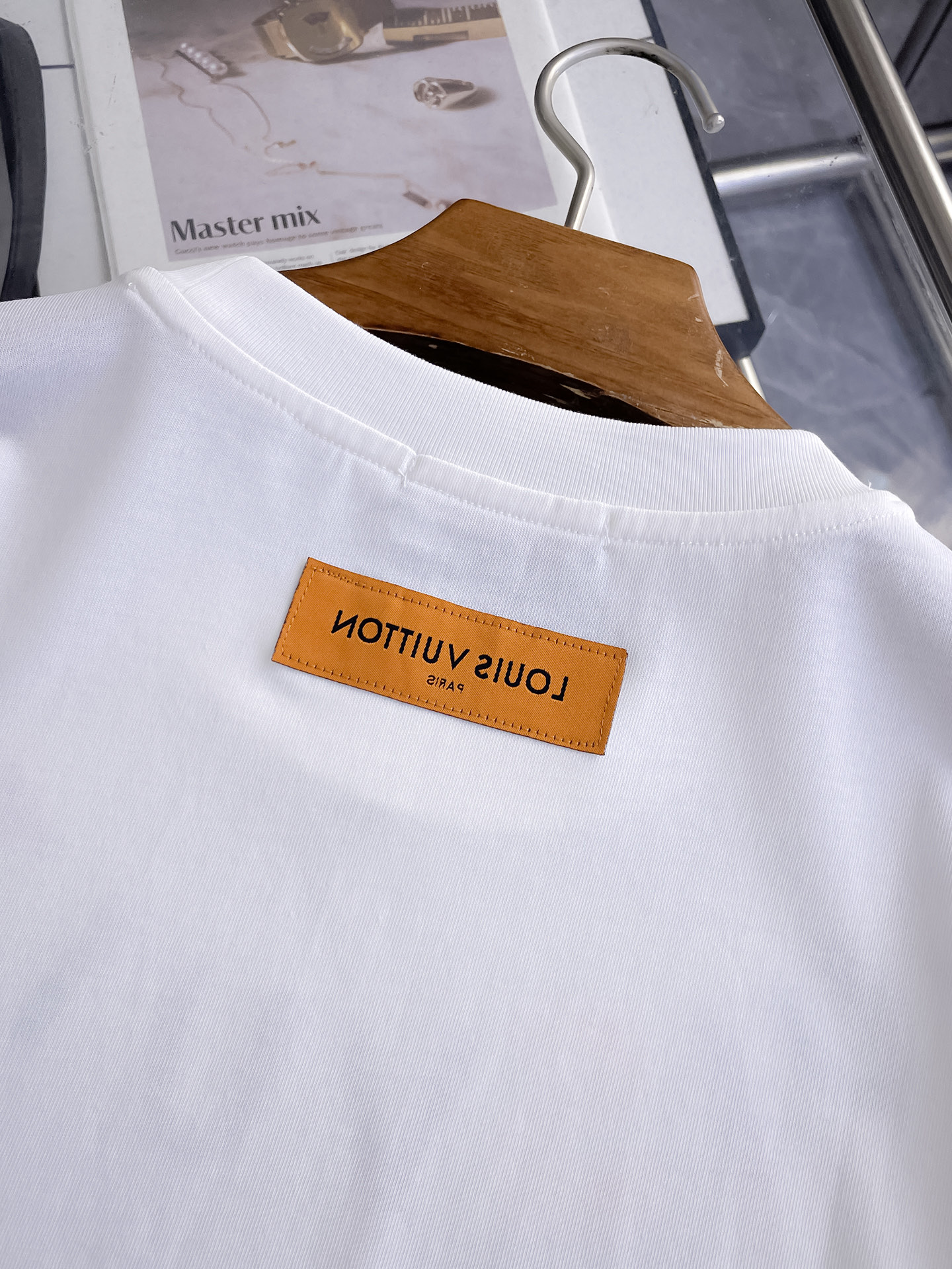 路易威登LV26春夏新品专柜首发最新款短袖圆领T恤 高端订制 设计前卫时尚！品牌logo手绘重工艺设计，