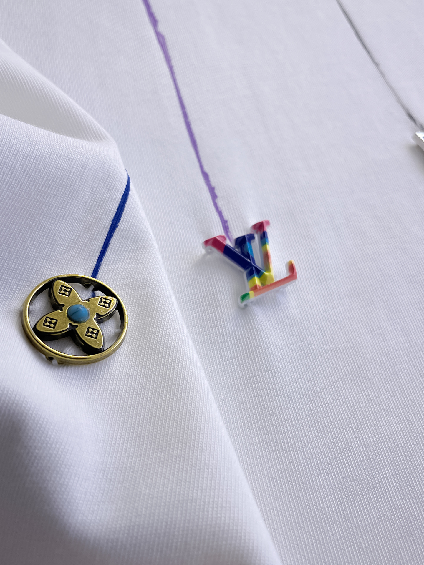 路易威登LV26春夏新品专柜首发最新款短袖圆领T恤 高端订制 设计前卫时尚！品牌logo手绘重工艺设计，