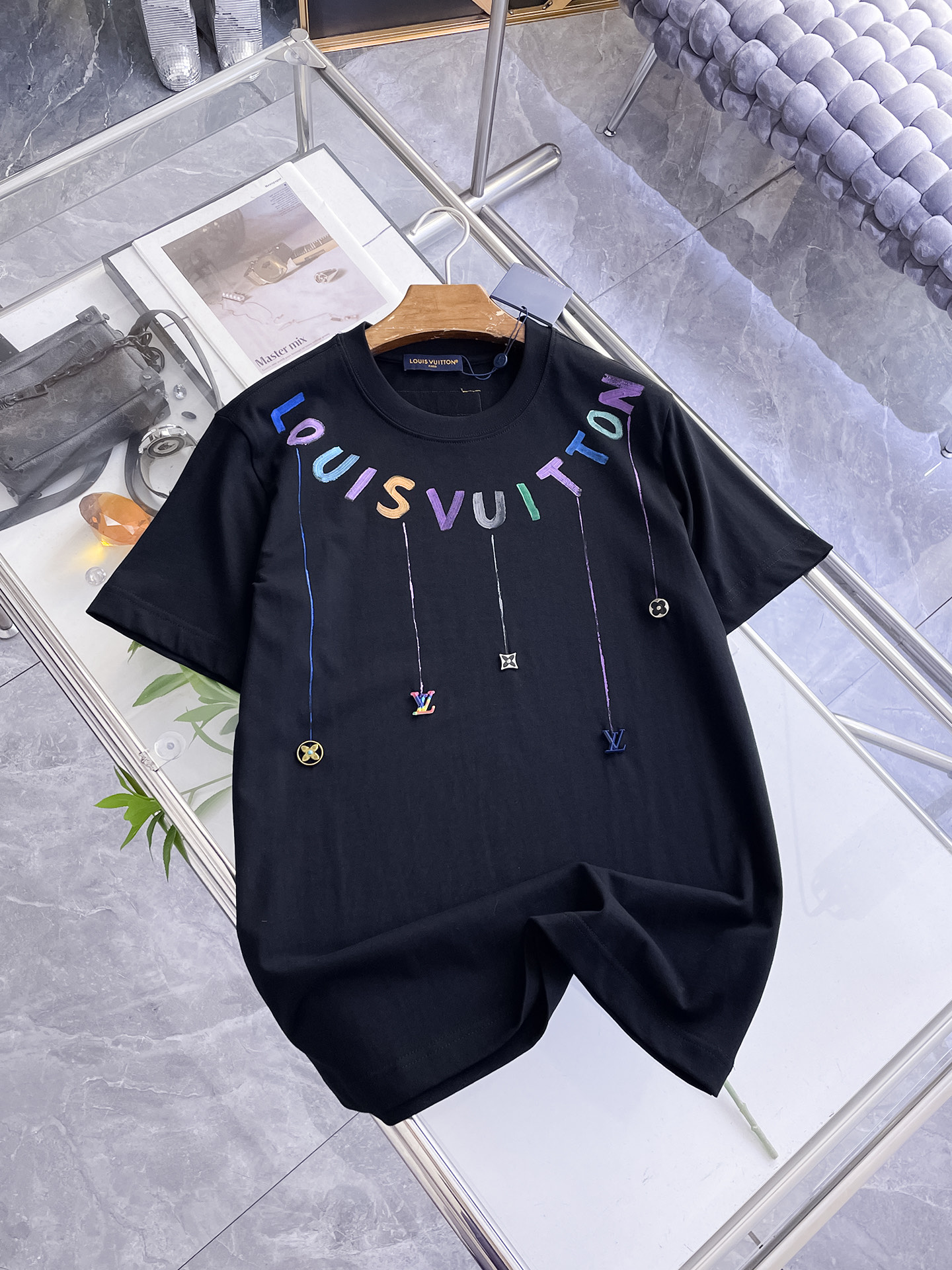 路易威登LV26春夏新品专柜首发最新款短袖圆领T恤 高端订制 设计前卫时尚！品牌logo手绘重工艺设计，