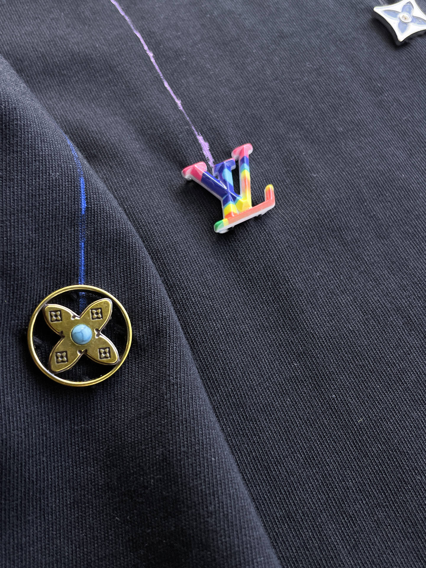 路易威登LV26春夏新品专柜首发最新款短袖圆领T恤 高端订制 设计前卫时尚！品牌logo手绘重工艺设计，