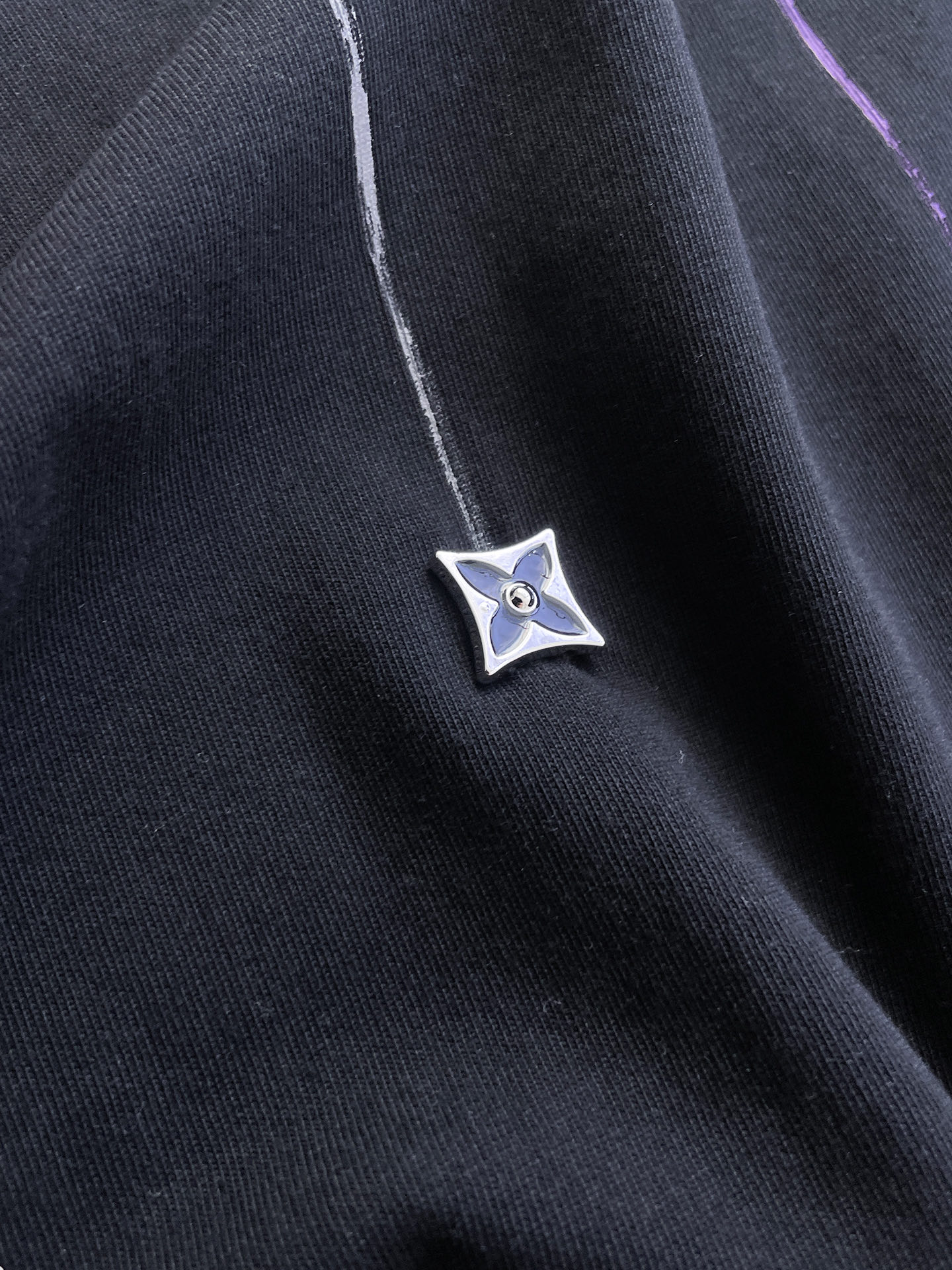 路易威登LV26春夏新品专柜首发最新款短袖圆领T恤 高端订制 设计前卫时尚！品牌logo手绘重工艺设计，