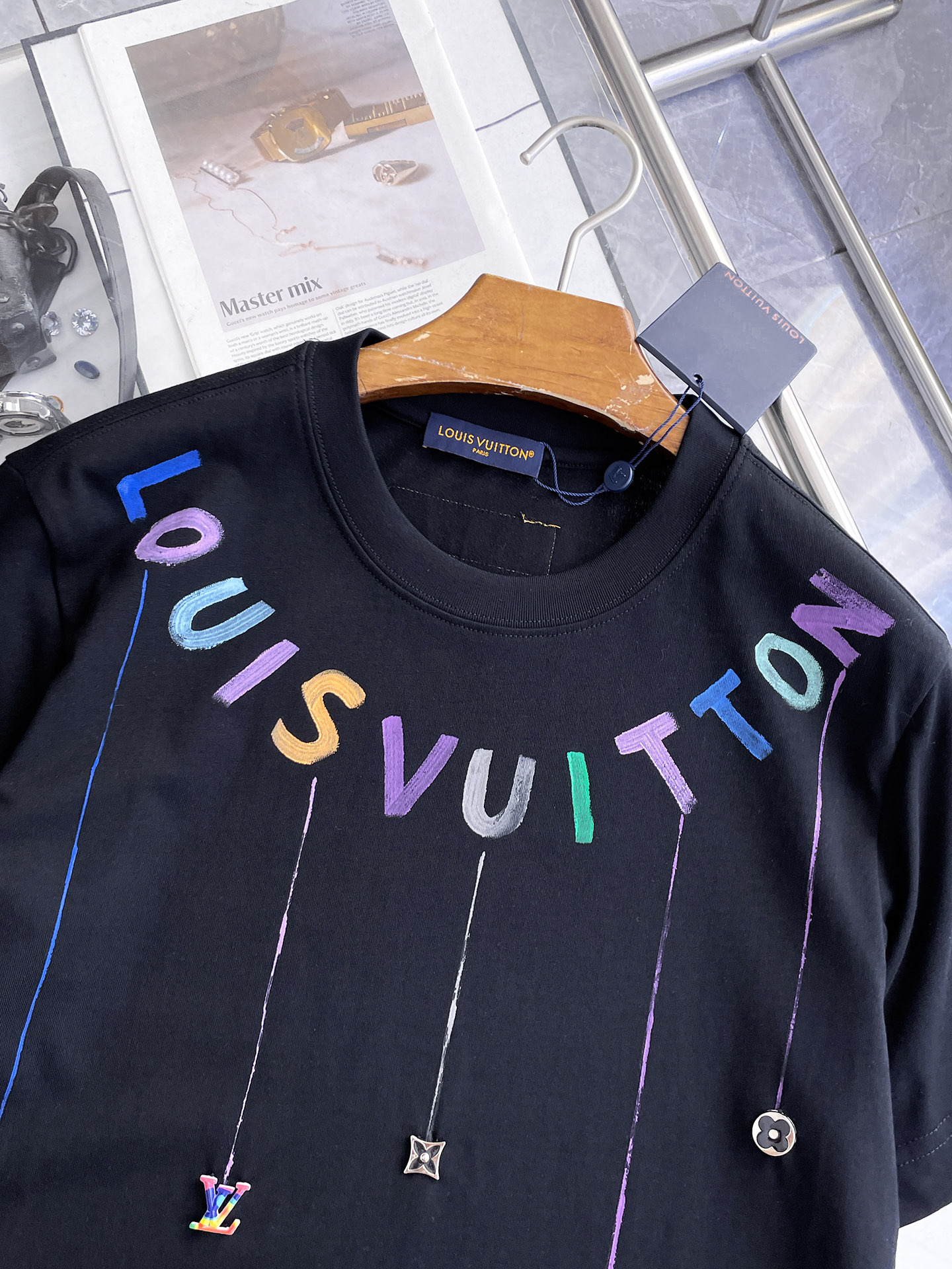 路易威登LV26春夏新品专柜首发最新款短袖圆领T恤 高端订制 设计前卫时尚！品牌logo手绘重工艺设计，