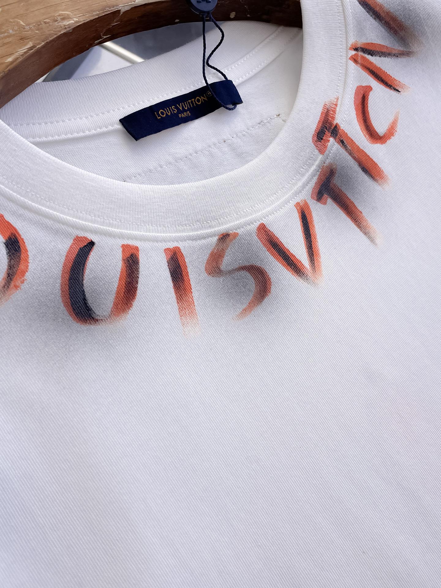 路易威登LV26春夏新品专柜首发最新款短袖圆领T恤 高端订制 设计前卫时尚！品牌logo手绘重工艺设计，