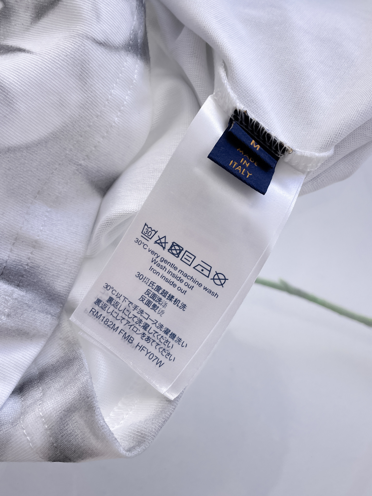 路易威登LV26春夏新品专柜首发最新款短袖圆领T恤 高端订制 设计前卫时尚！品牌logo手绘重工艺设计，