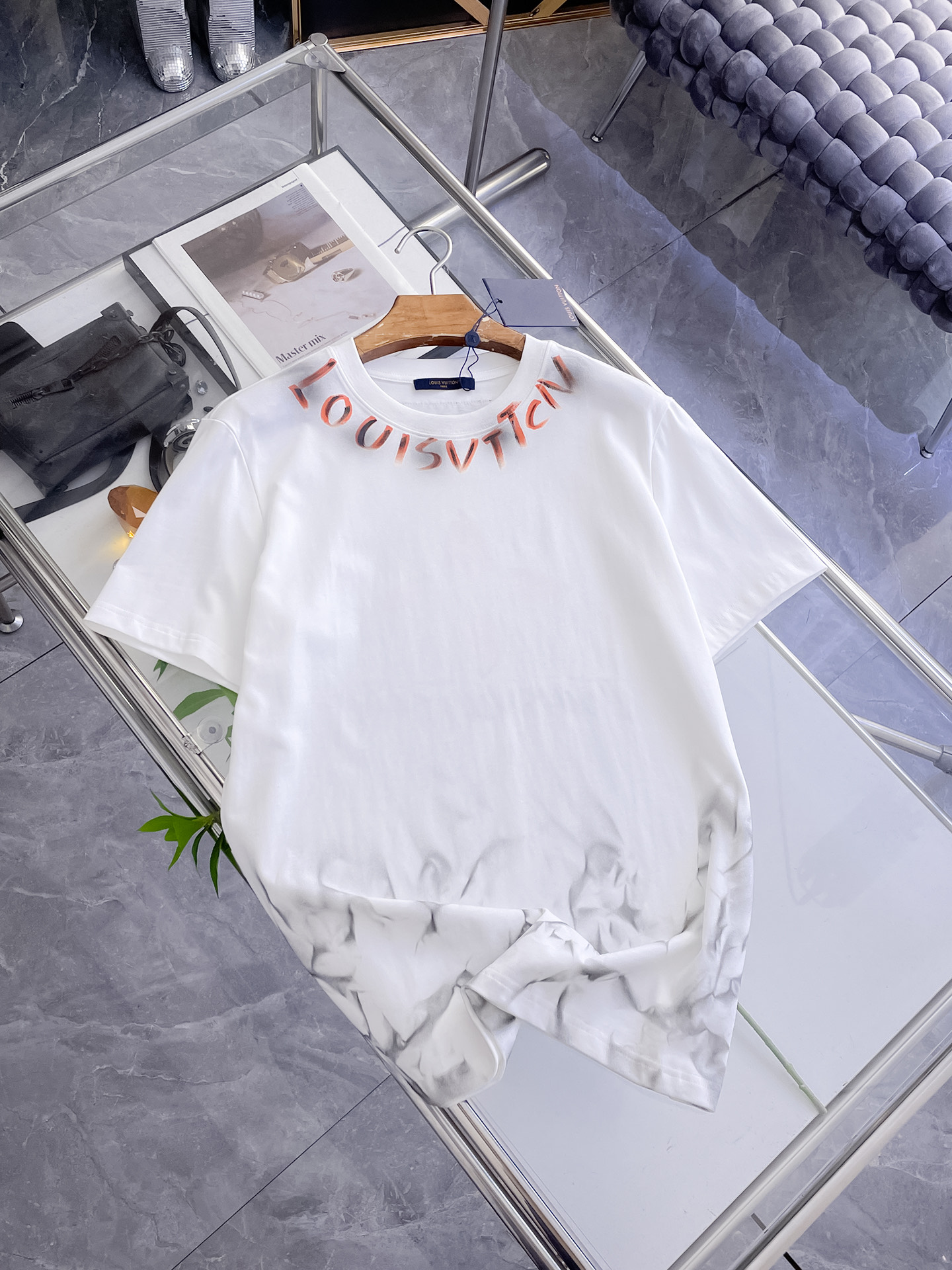 路易威登LV26春夏新品专柜首发最新款短袖圆领T恤 高端订制 设计前卫时尚！品牌logo手绘重工艺设计，