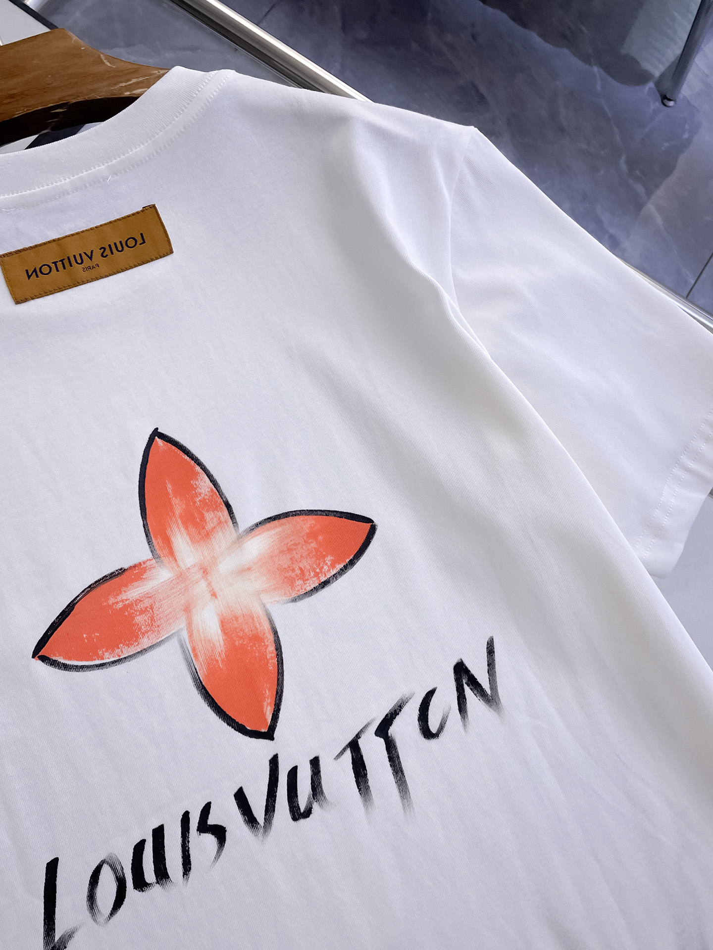 路易威登LV26春夏新品专柜首发最新款短袖圆领T恤 高端订制 设计前卫时尚！品牌logo手绘重工艺设计，