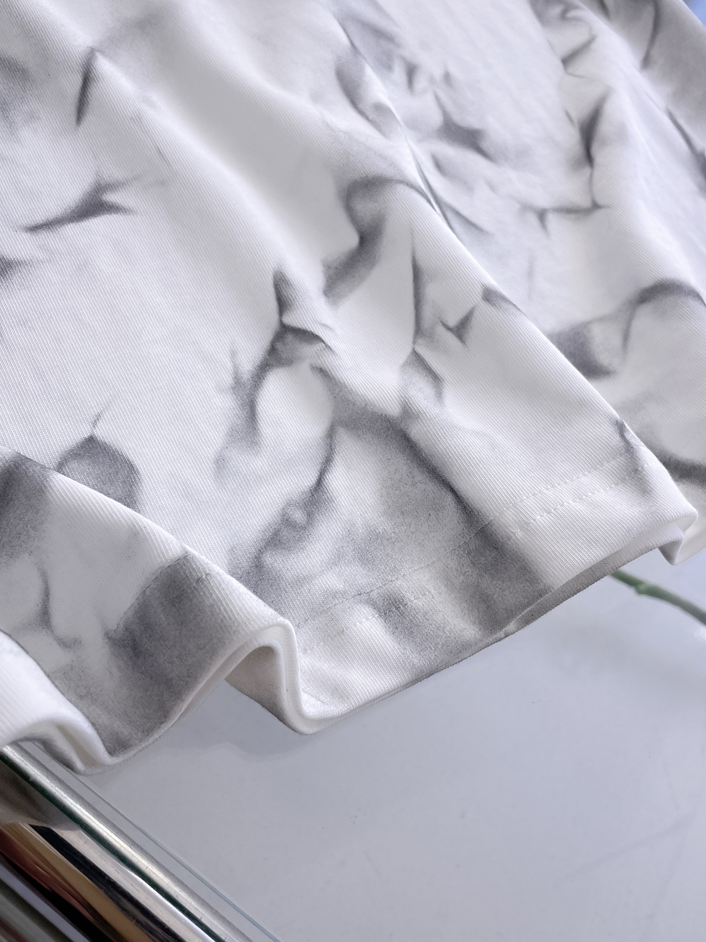 路易威登LV26春夏新品专柜首发最新款短袖圆领T恤 高端订制 设计前卫时尚！品牌logo手绘重工艺设计，