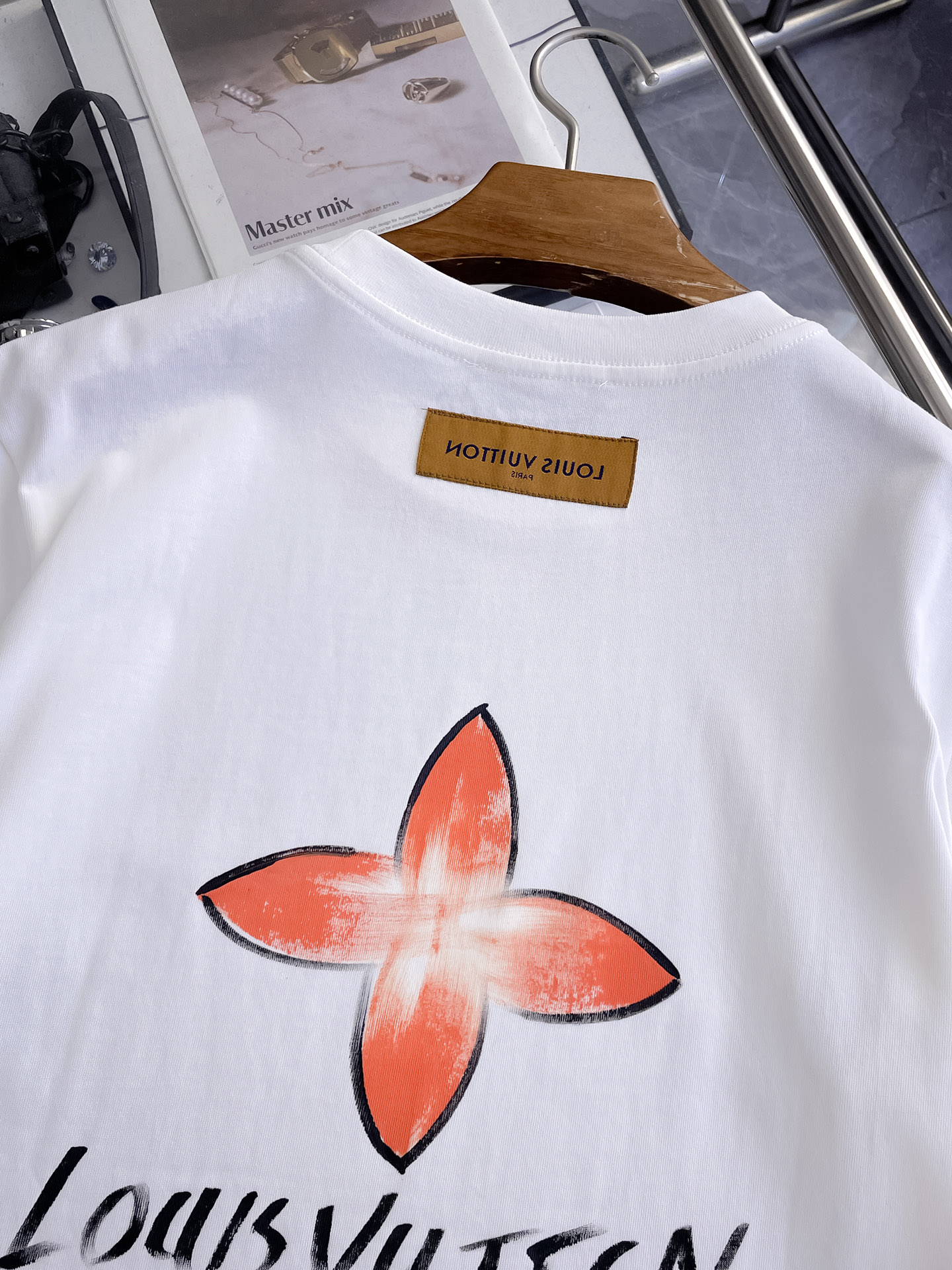 路易威登LV26春夏新品专柜首发最新款短袖圆领T恤 高端订制 设计前卫时尚！品牌logo手绘重工艺设计，