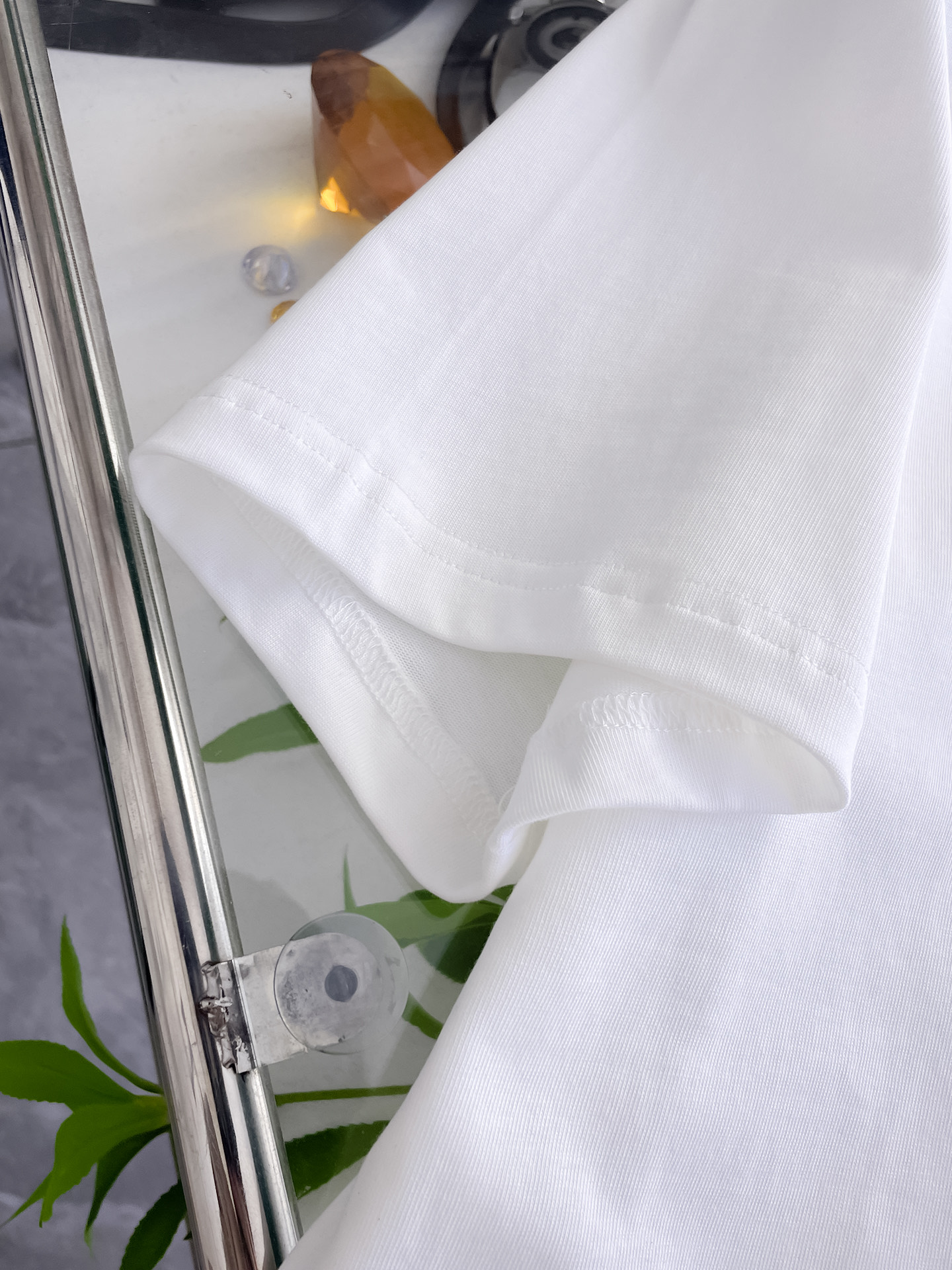 路易威登LV26春夏新品专柜首发最新款短袖圆领T恤 高端订制 设计前卫时尚！品牌logo手绘重工艺设计，