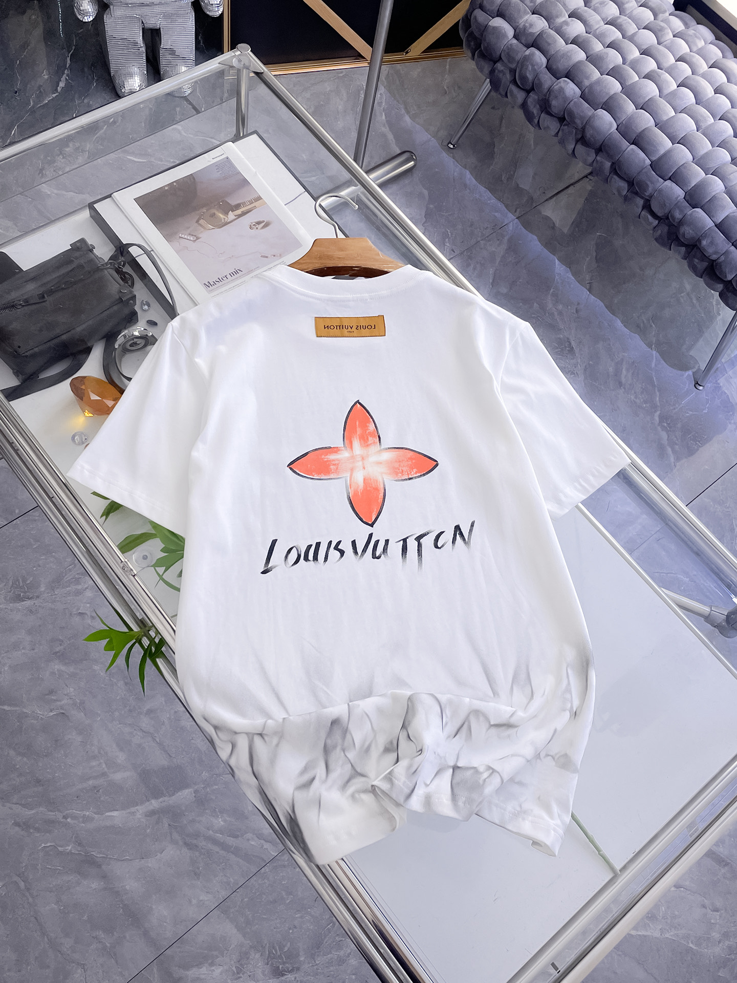路易威登LV26春夏新品专柜首发最新款短袖圆领T恤 高端订制 设计前卫时尚！品牌logo手绘重工艺设计，