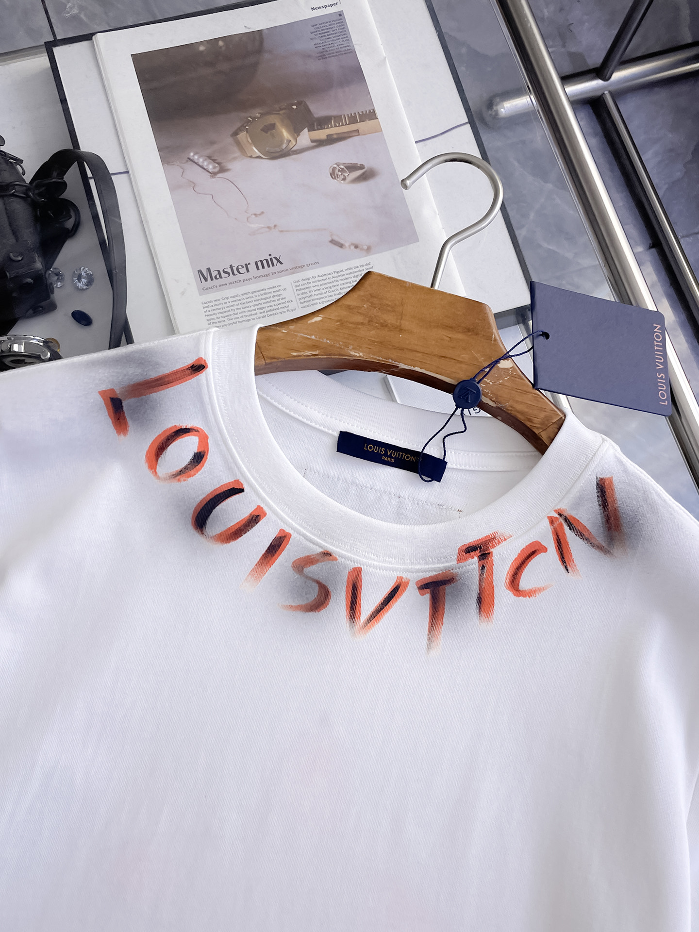 路易威登LV26春夏新品专柜首发最新款短袖圆领T恤 高端订制 设计前卫时尚！品牌logo手绘重工艺设计，