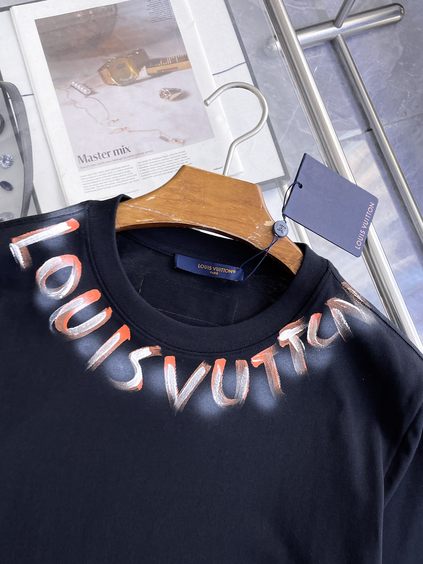 路易威登LV26春夏新品专柜首发最新款短袖圆领T恤 高端订制 设计前卫时尚！品牌logo手绘重工艺设计，